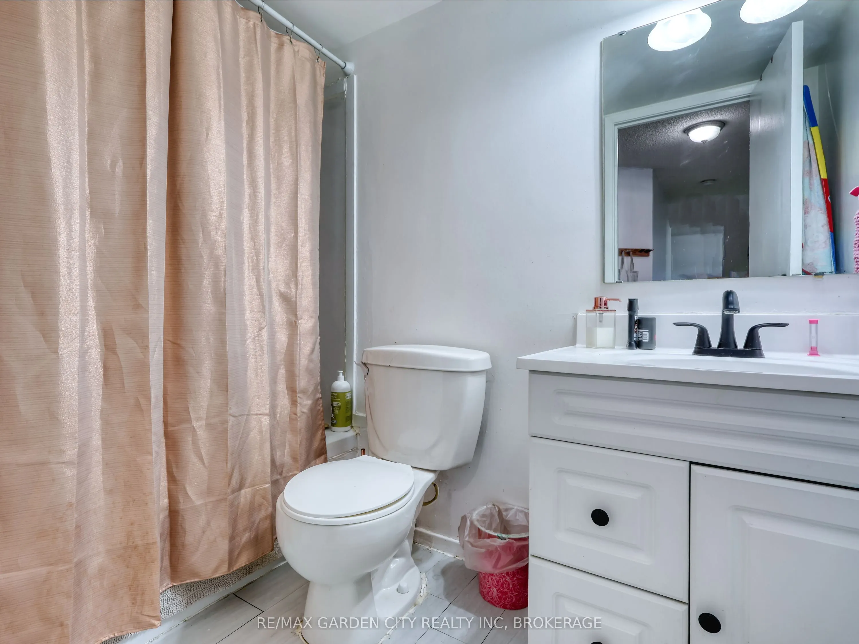 72 Main Street E #211