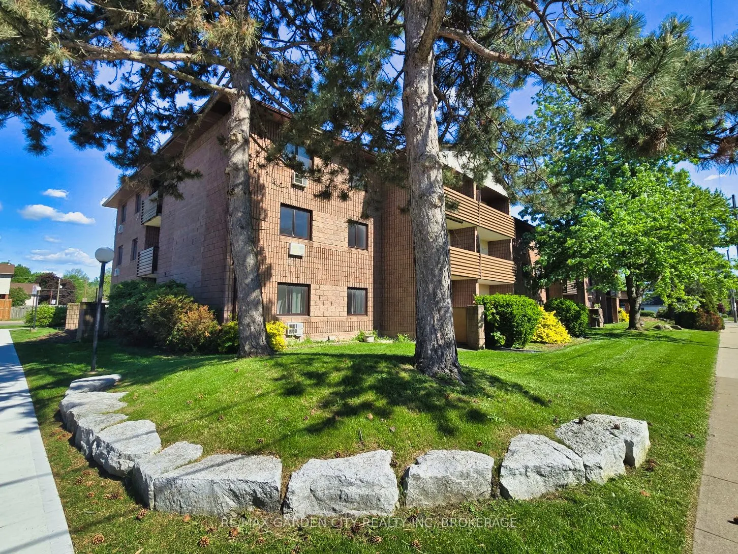 72 Main Street E #211