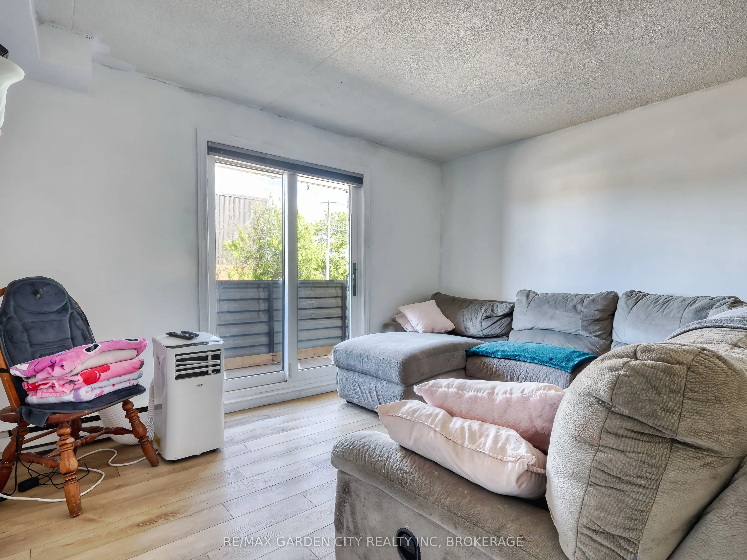 72 Main Street E #211