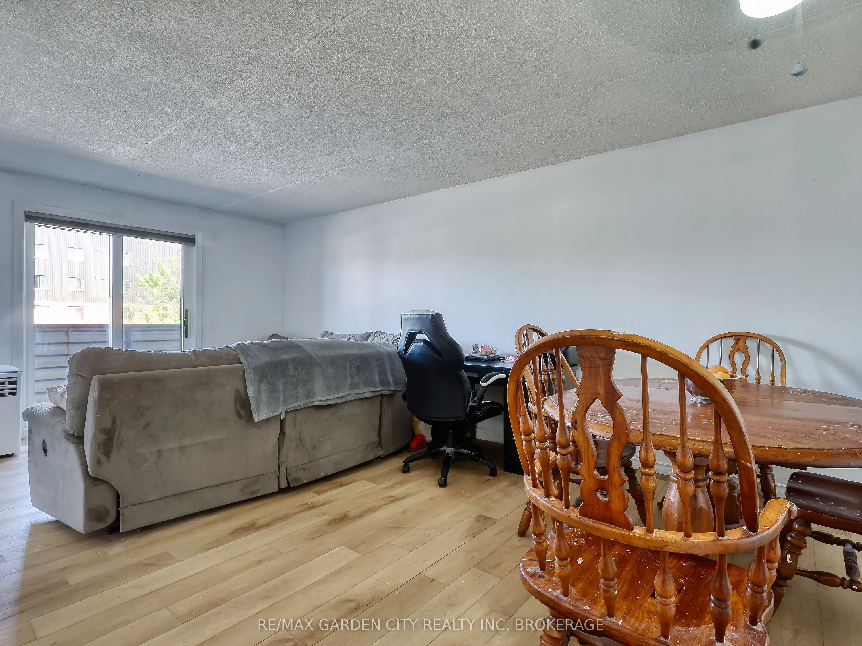 72 Main Street E #211