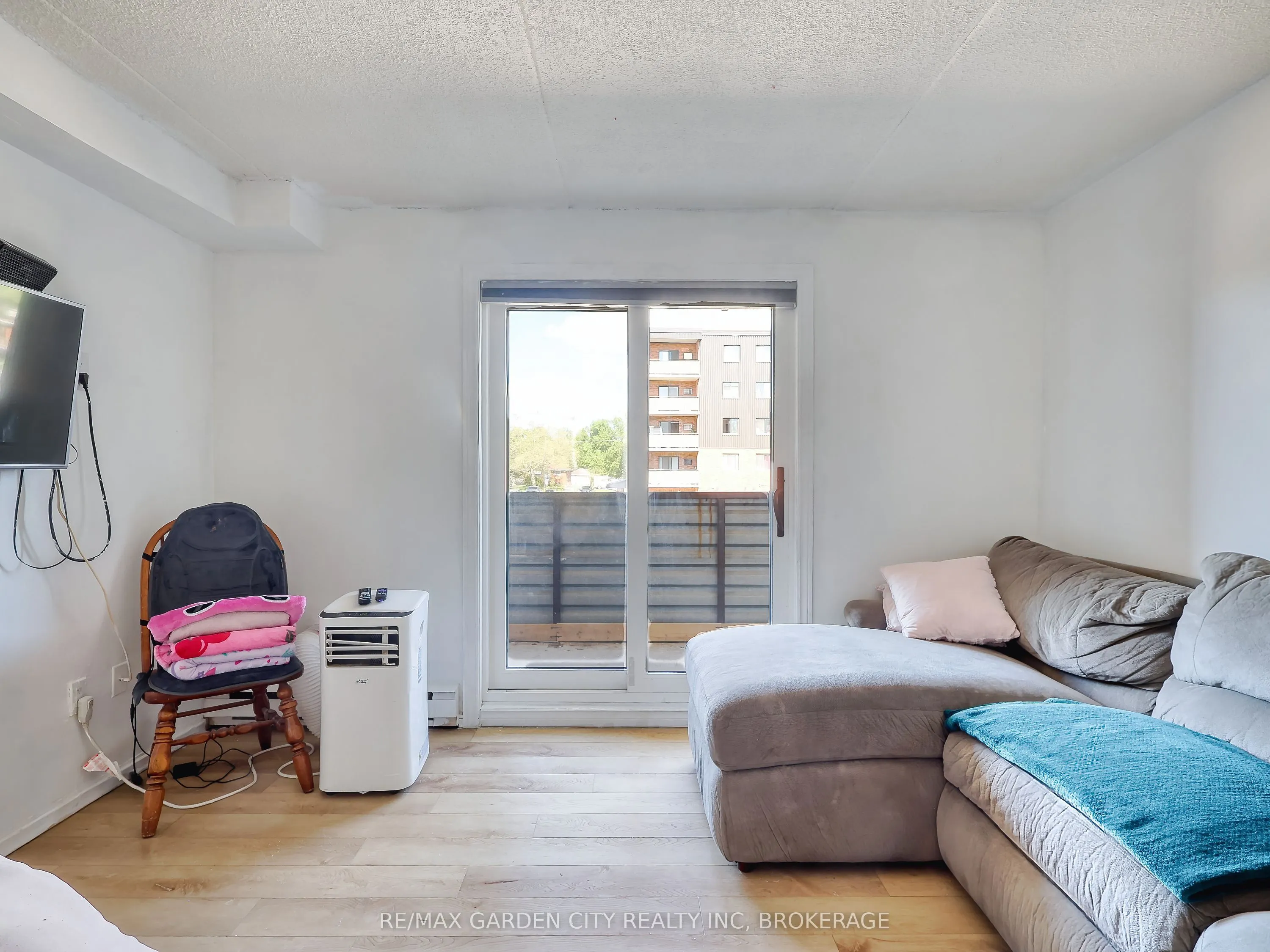72 Main Street E #211