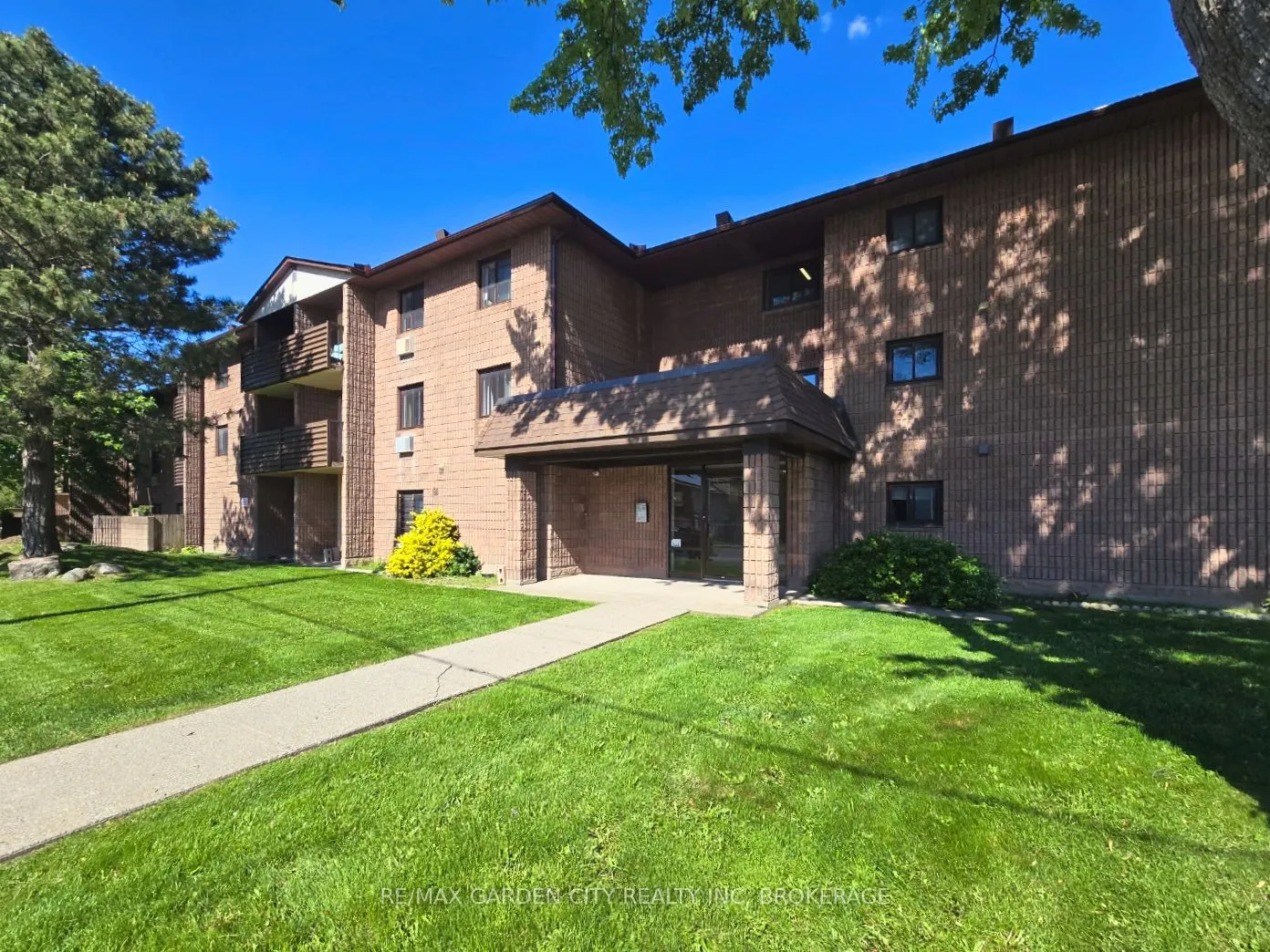 72 Main Street E #211