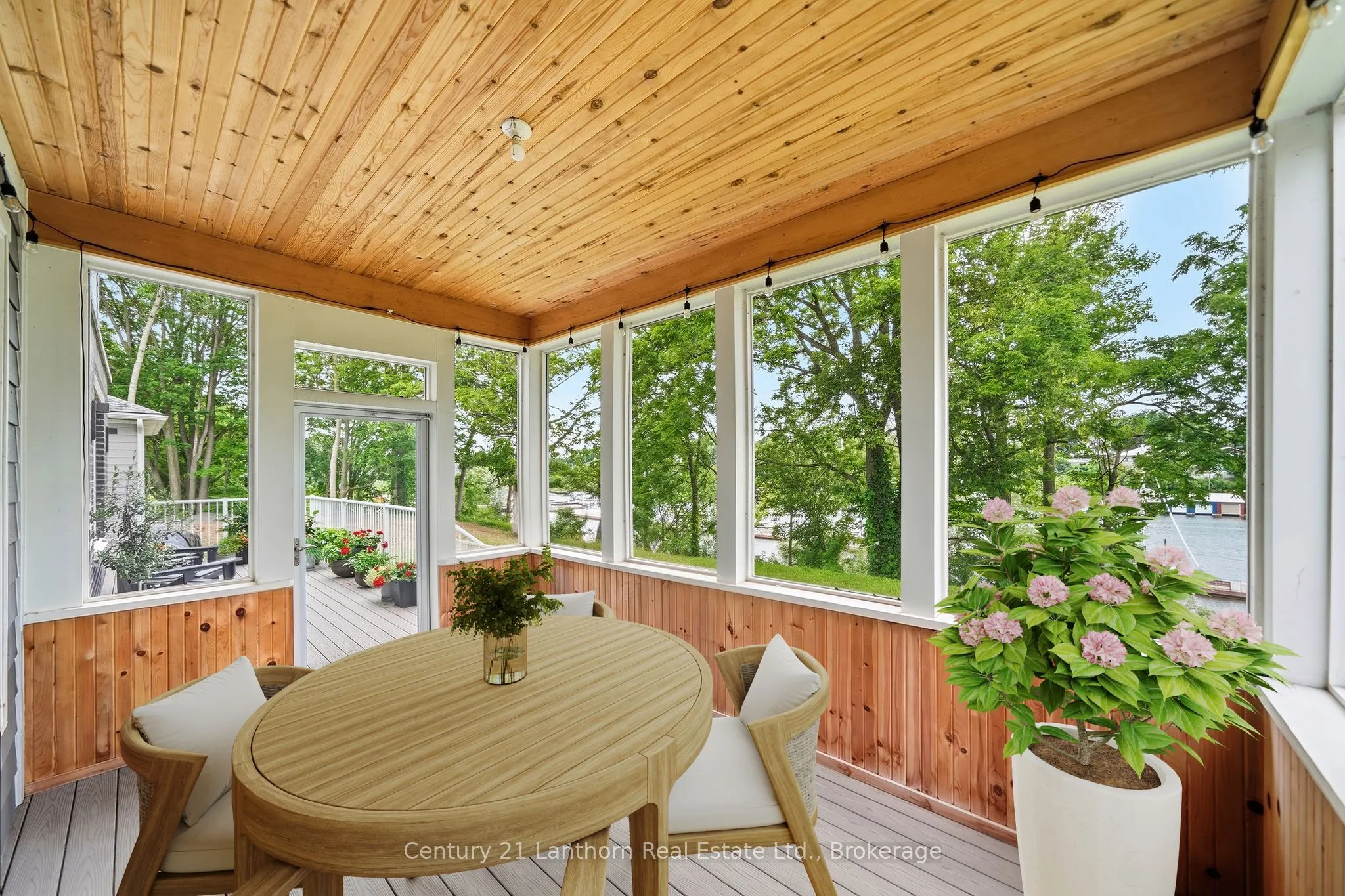101 VILLENEUVE Drive