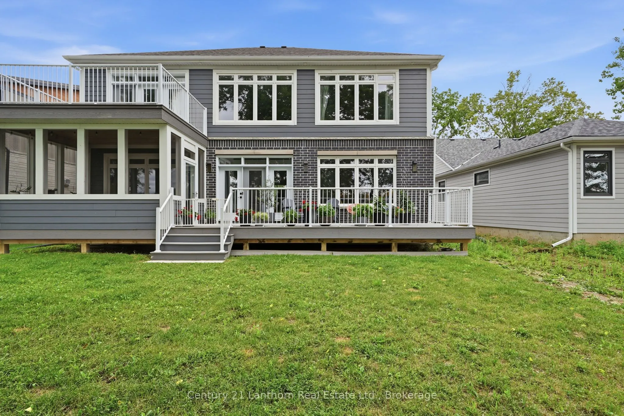 101 VILLENEUVE Drive