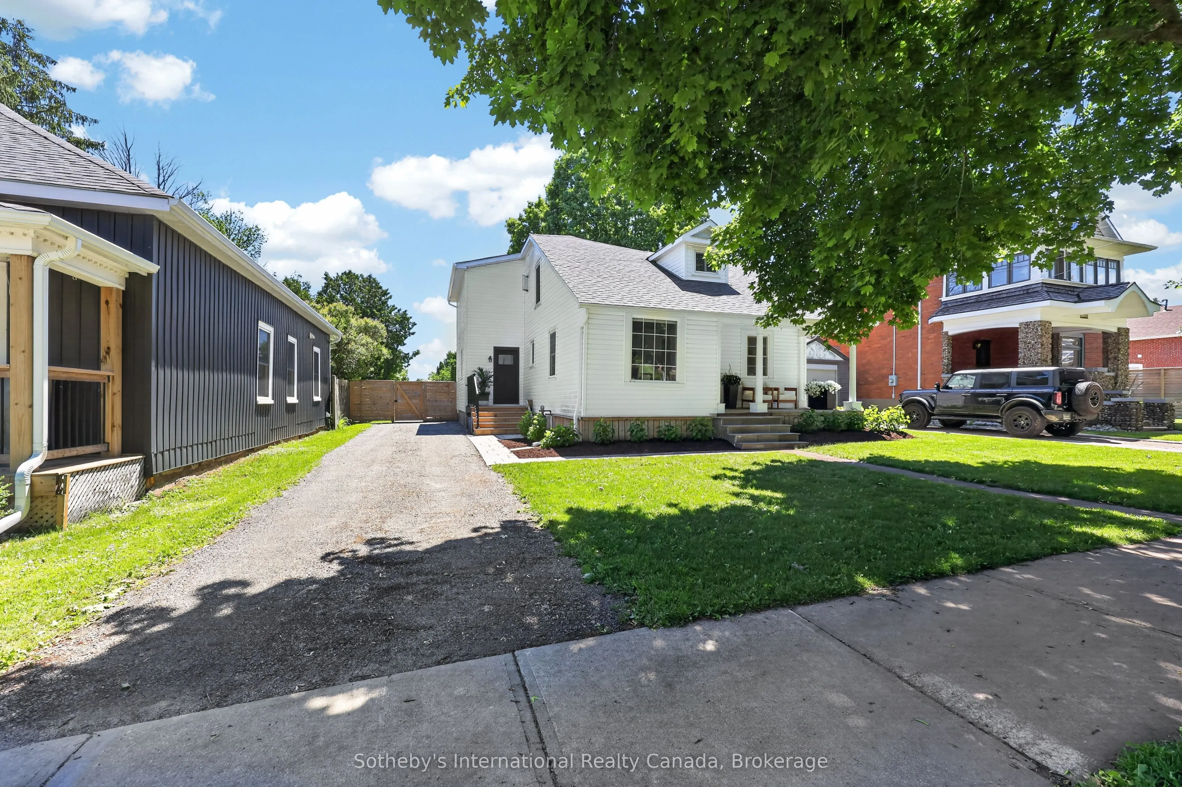 131 Bruce Street S