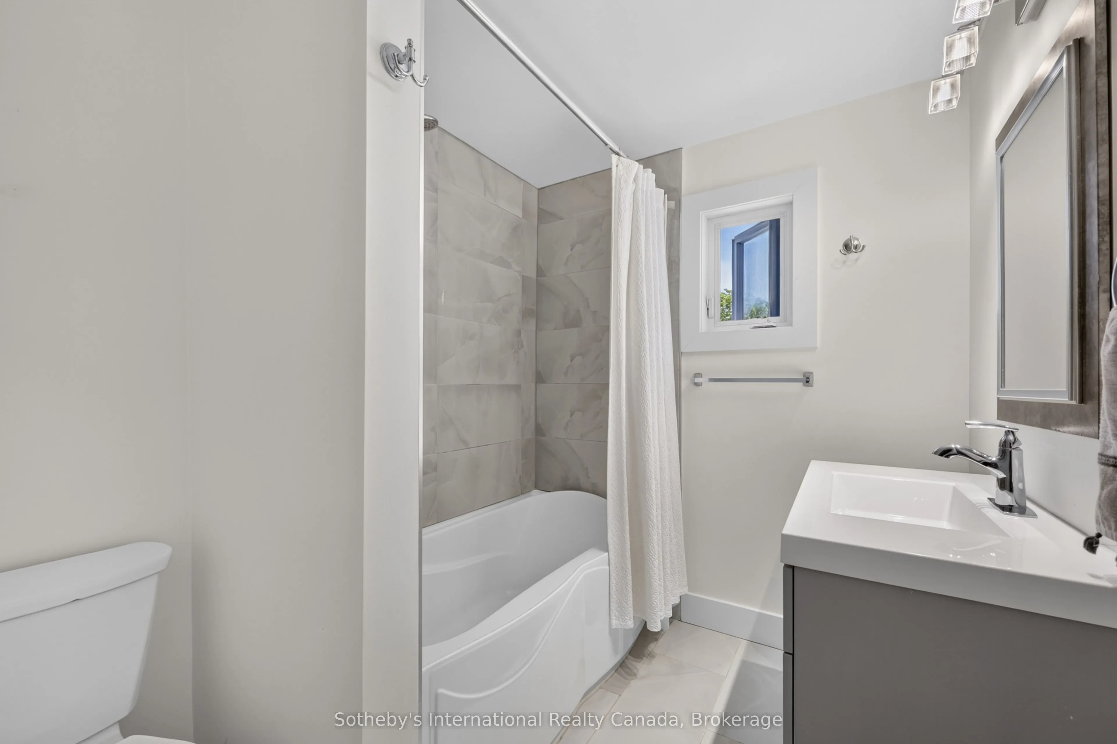 131 Bruce Street S