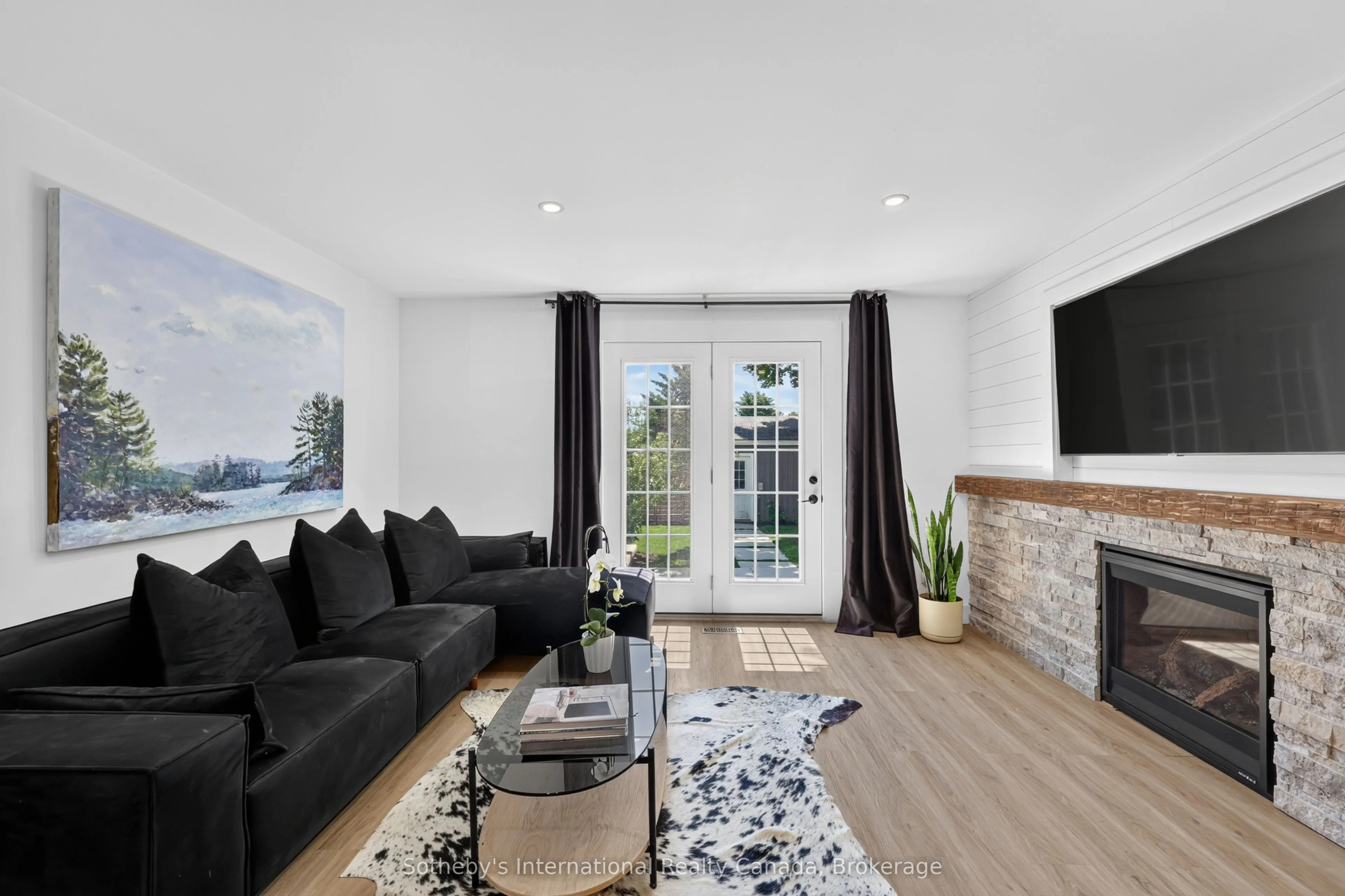 131 Bruce Street S