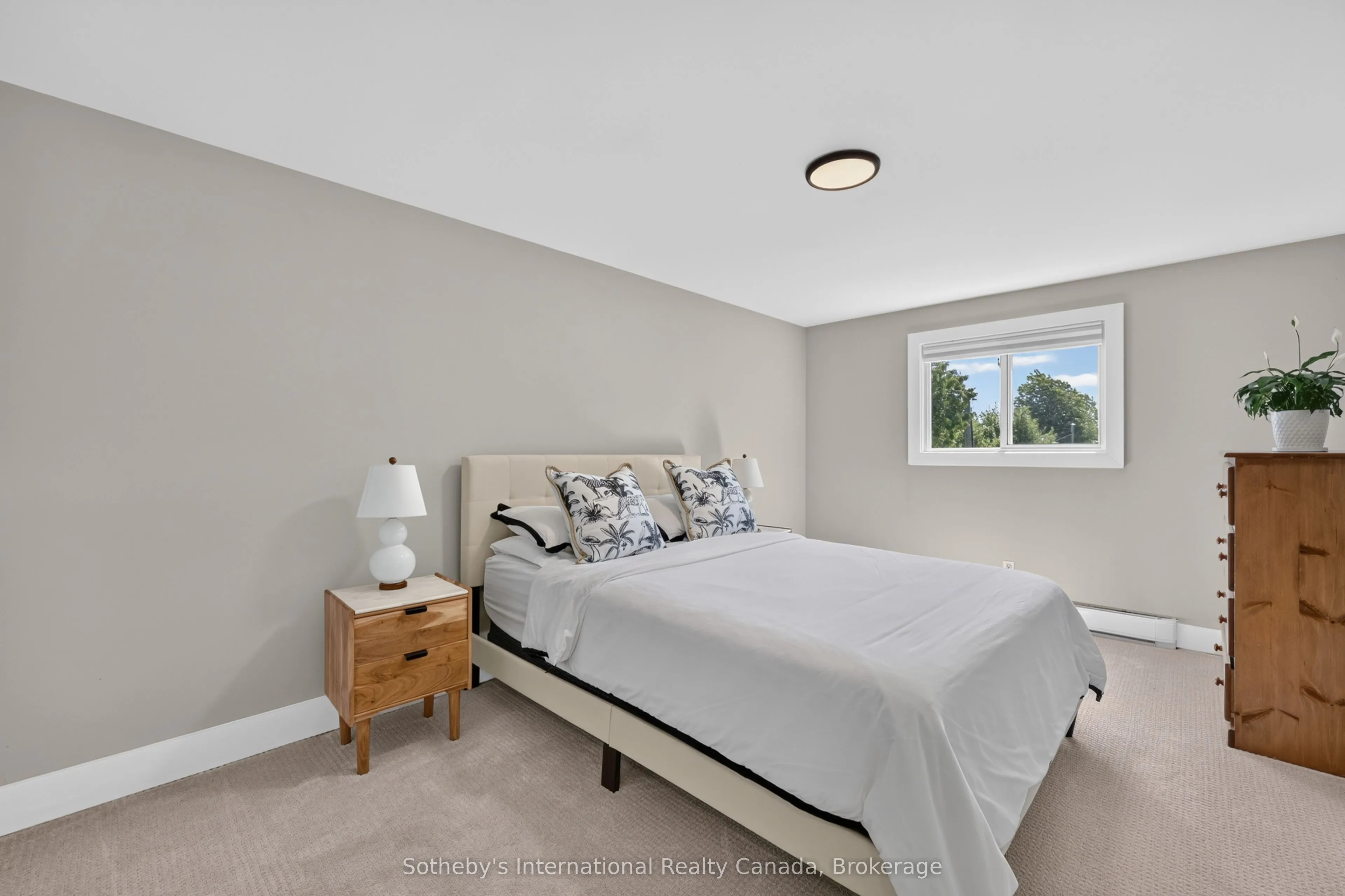 131 Bruce Street S