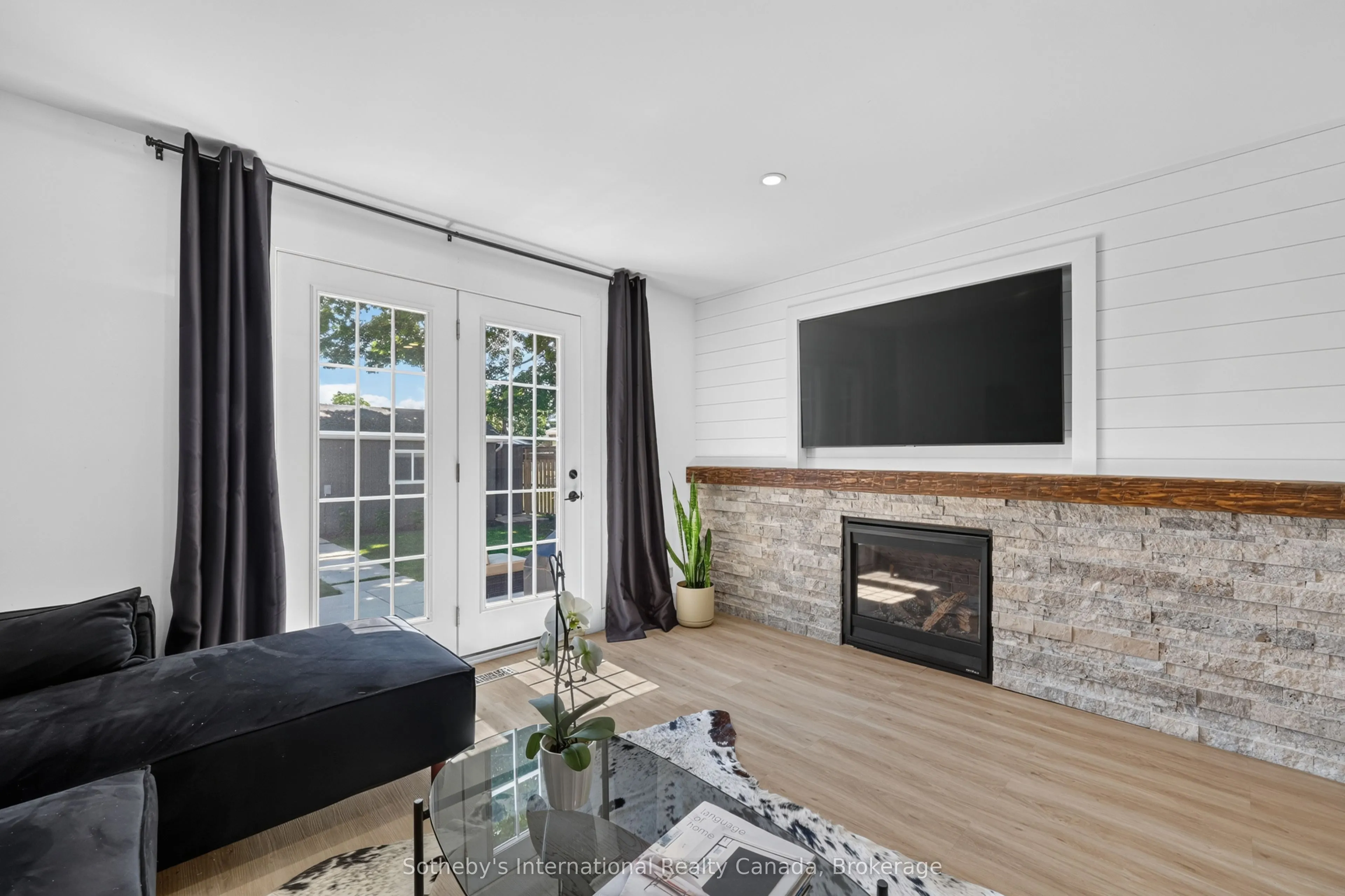 131 Bruce Street S