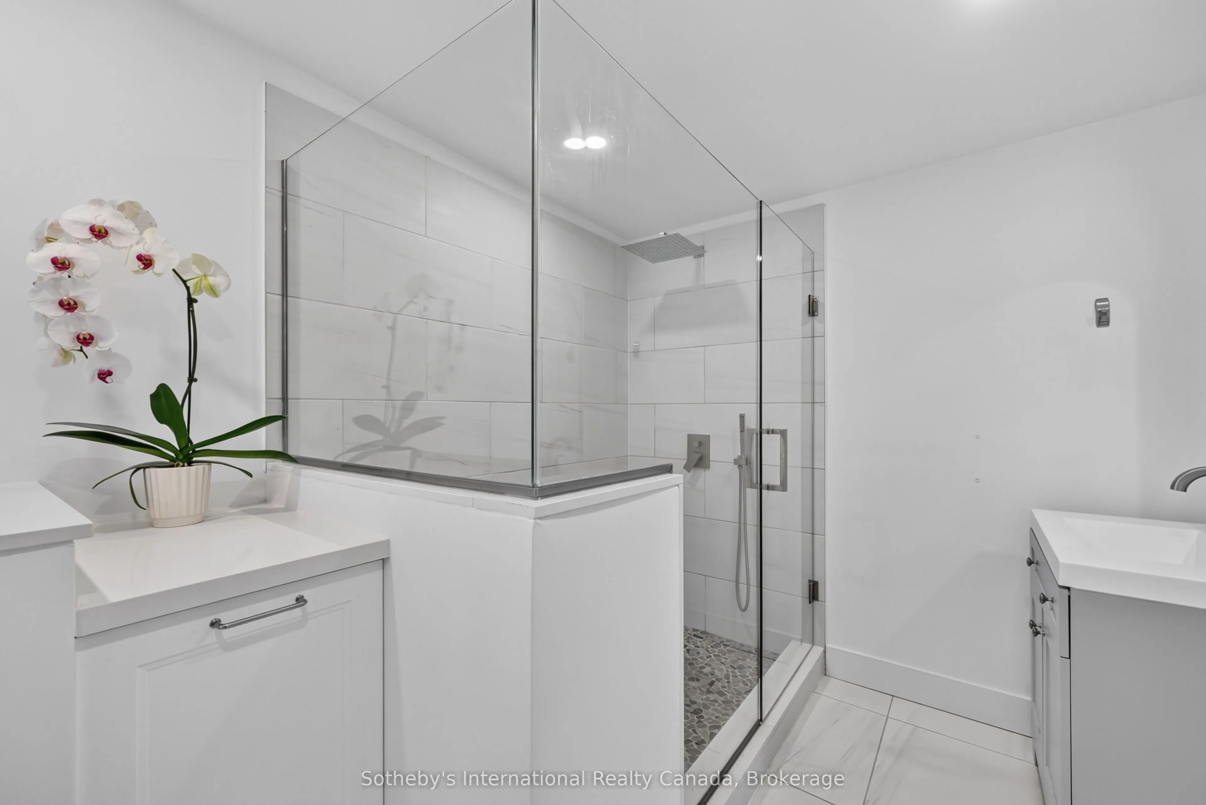 131 Bruce Street S