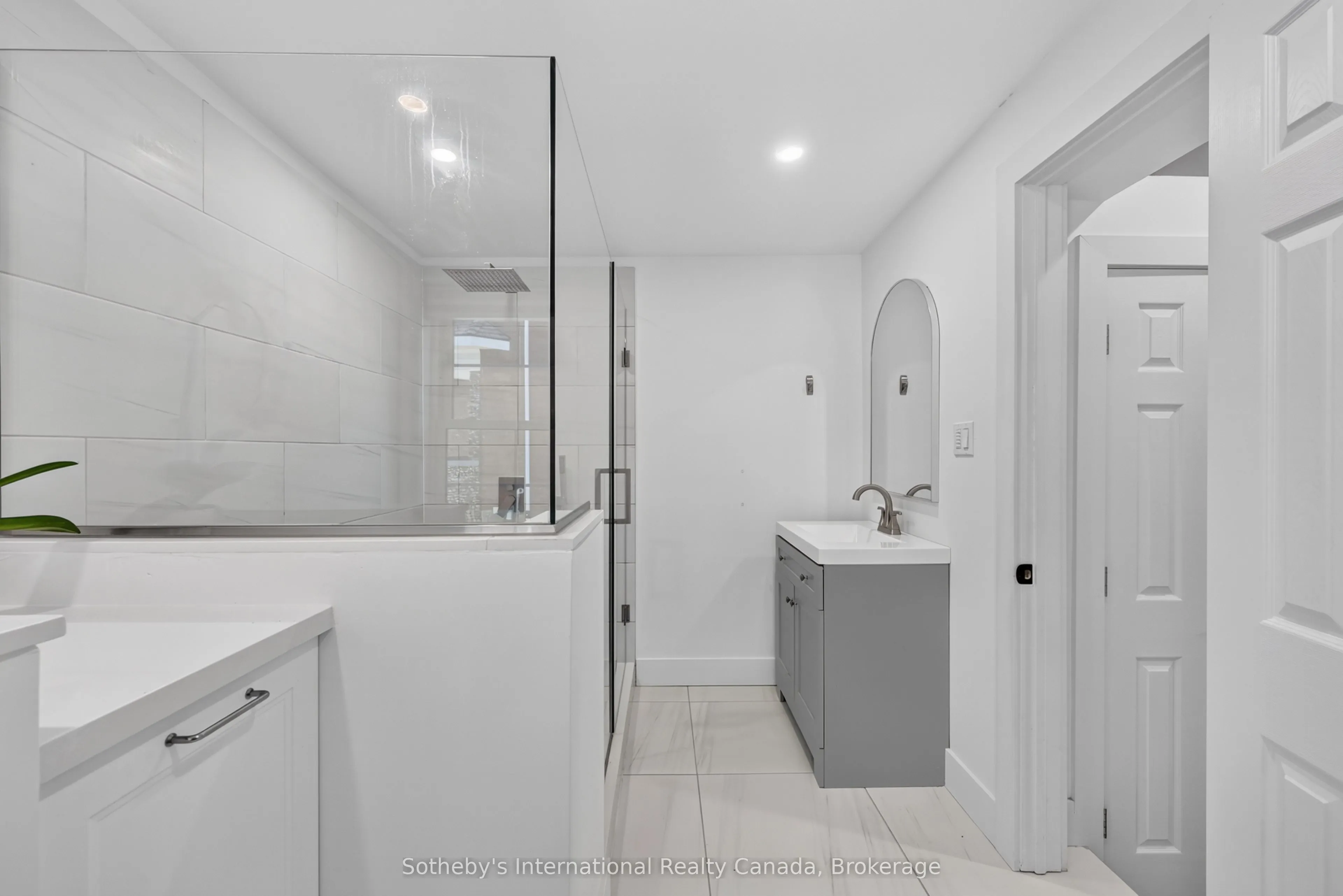 131 Bruce Street S