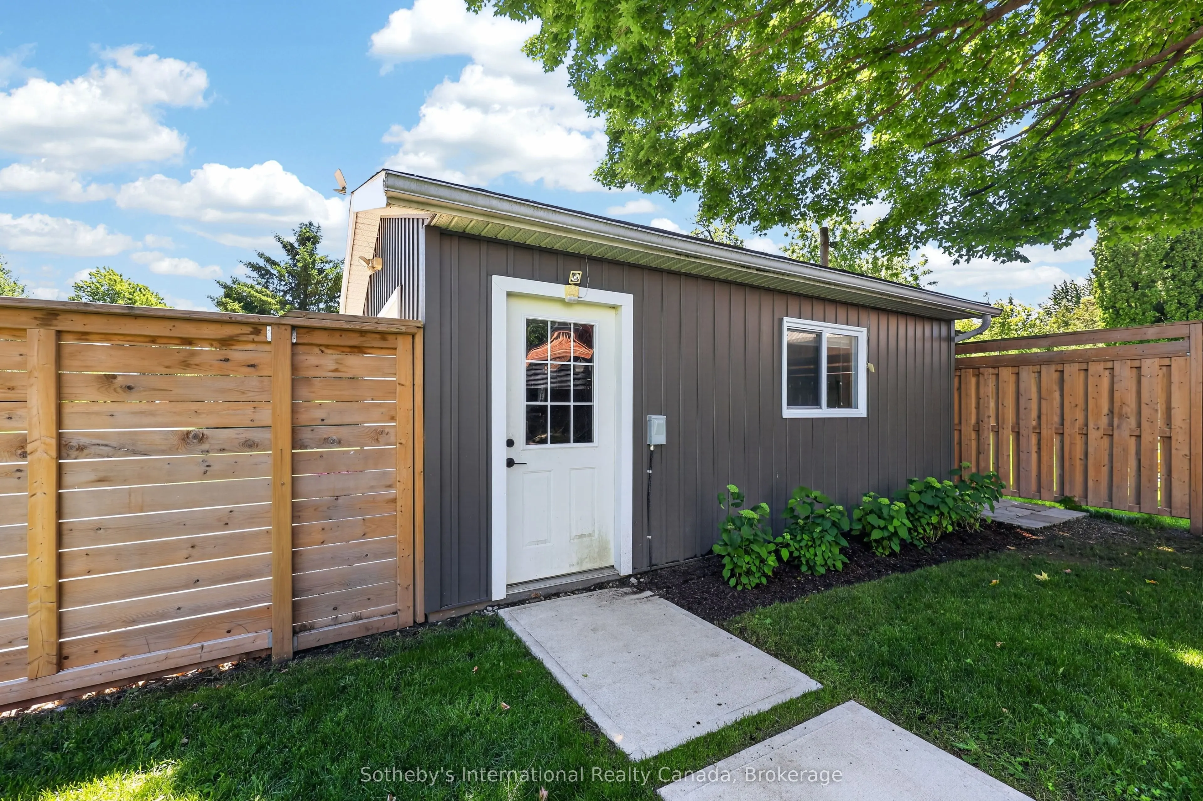 131 Bruce Street S