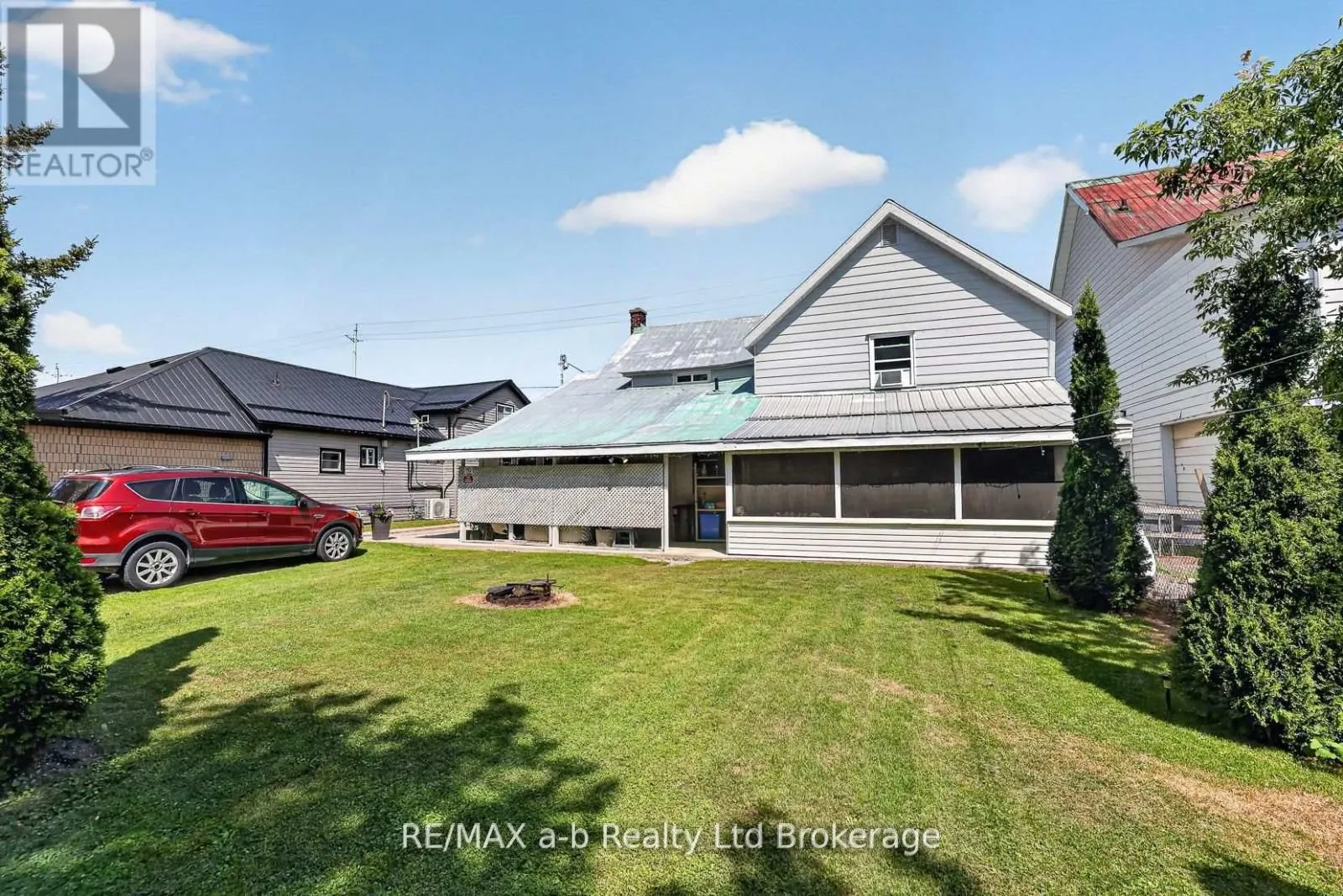133 Dundas Street W