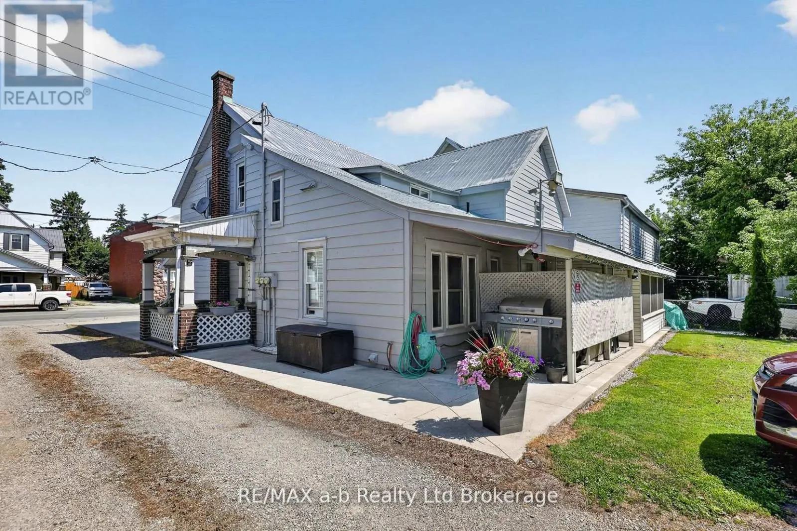 133 Dundas Street W