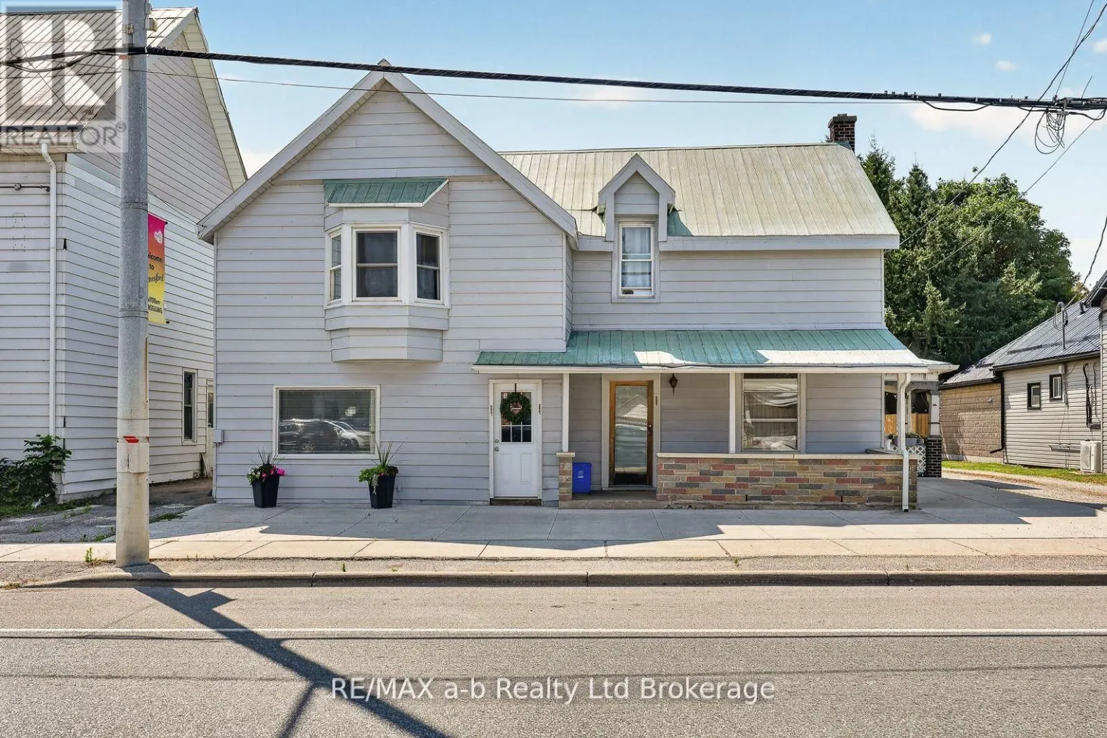 133 Dundas Street W