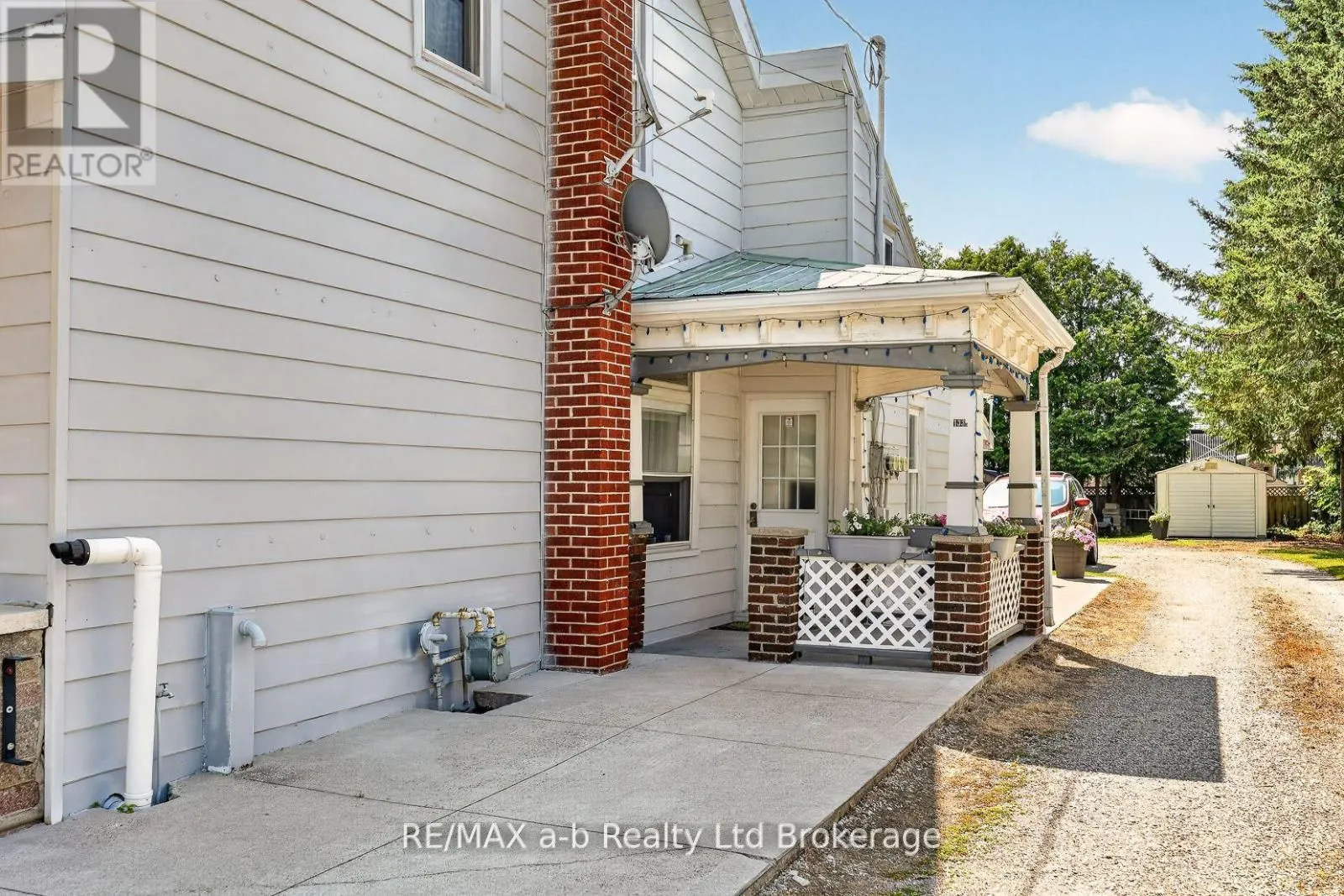133 Dundas Street W