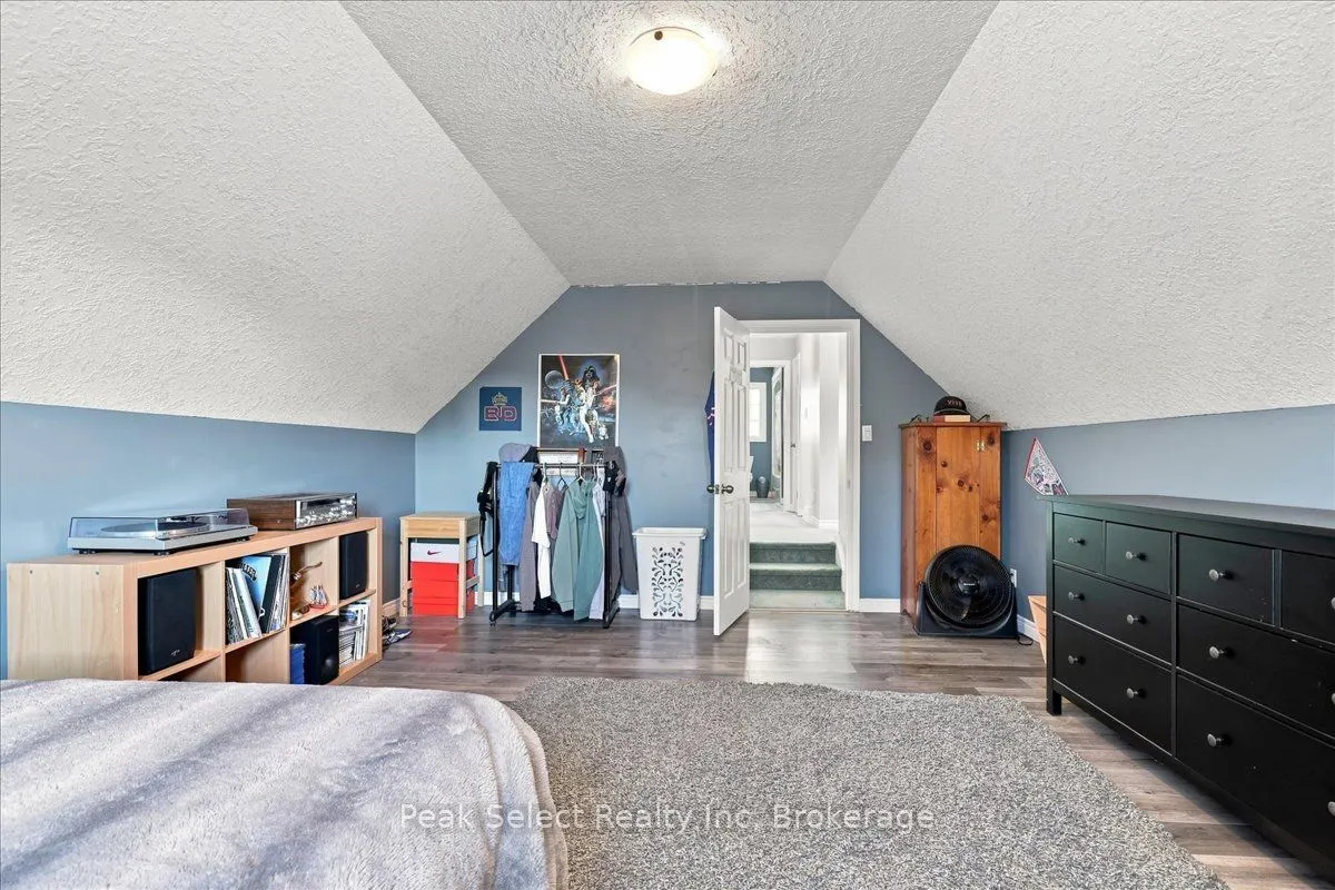 180 Ridgewood Crescent