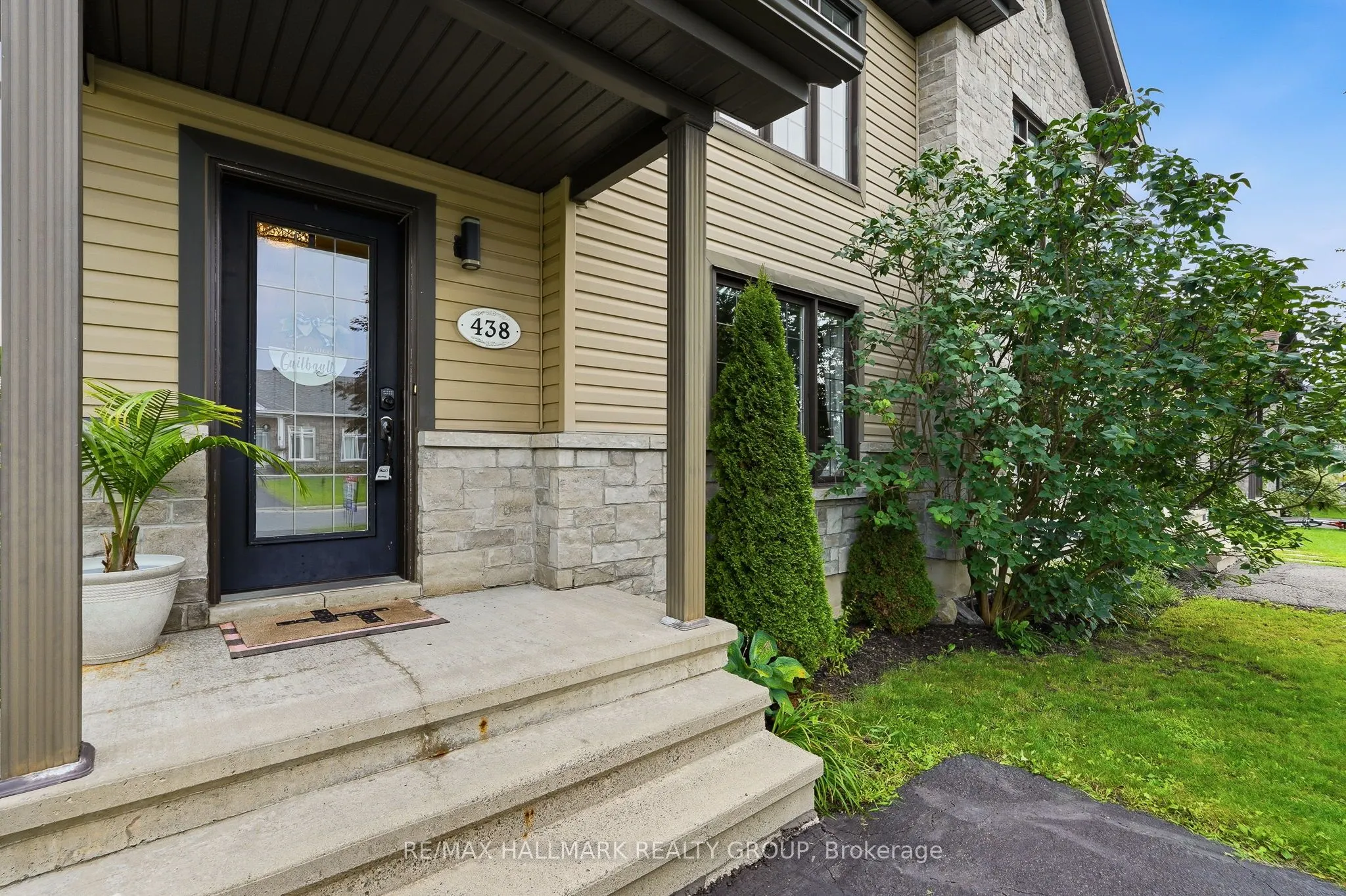 438 DENIS Street