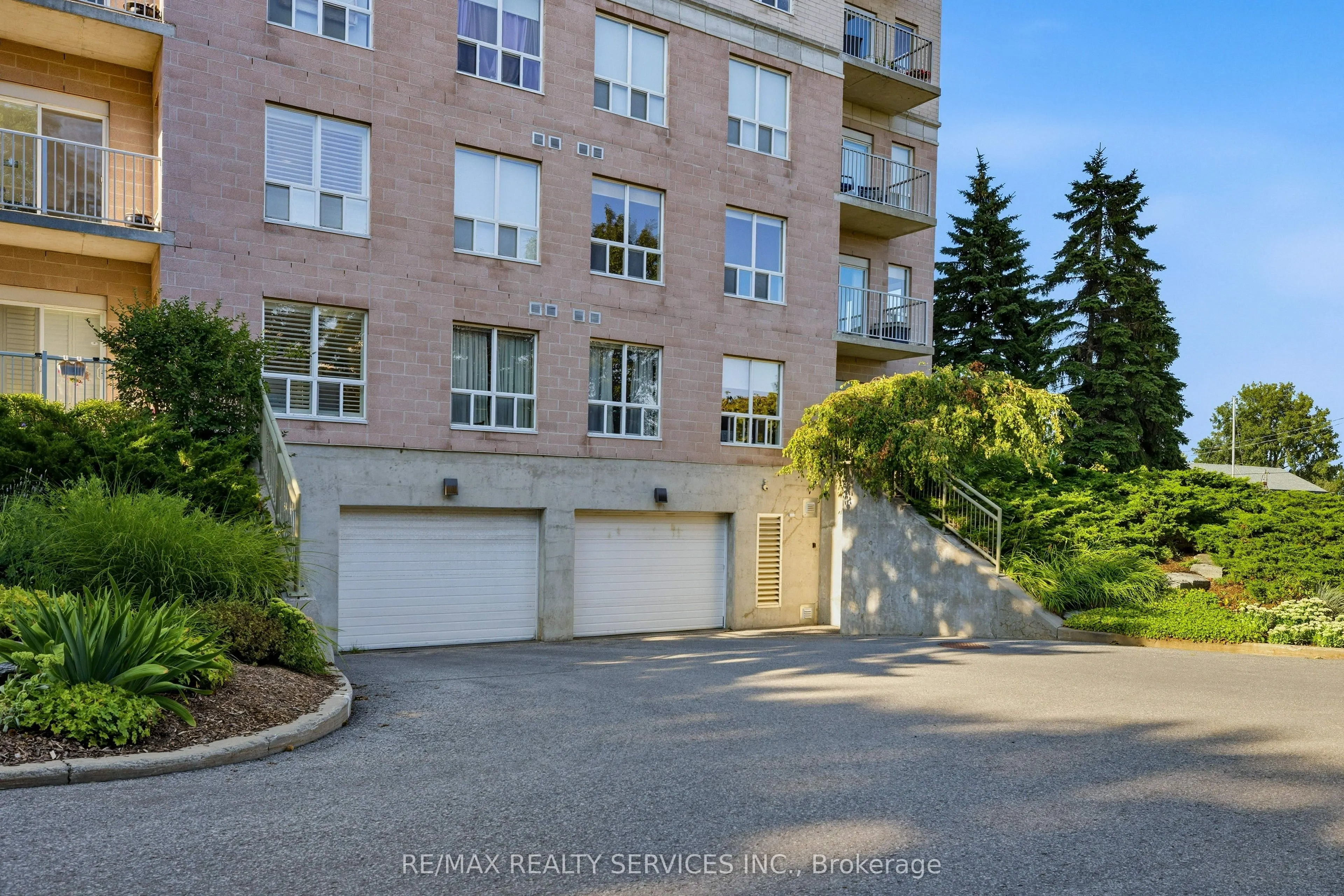 350 Wellington Street #212