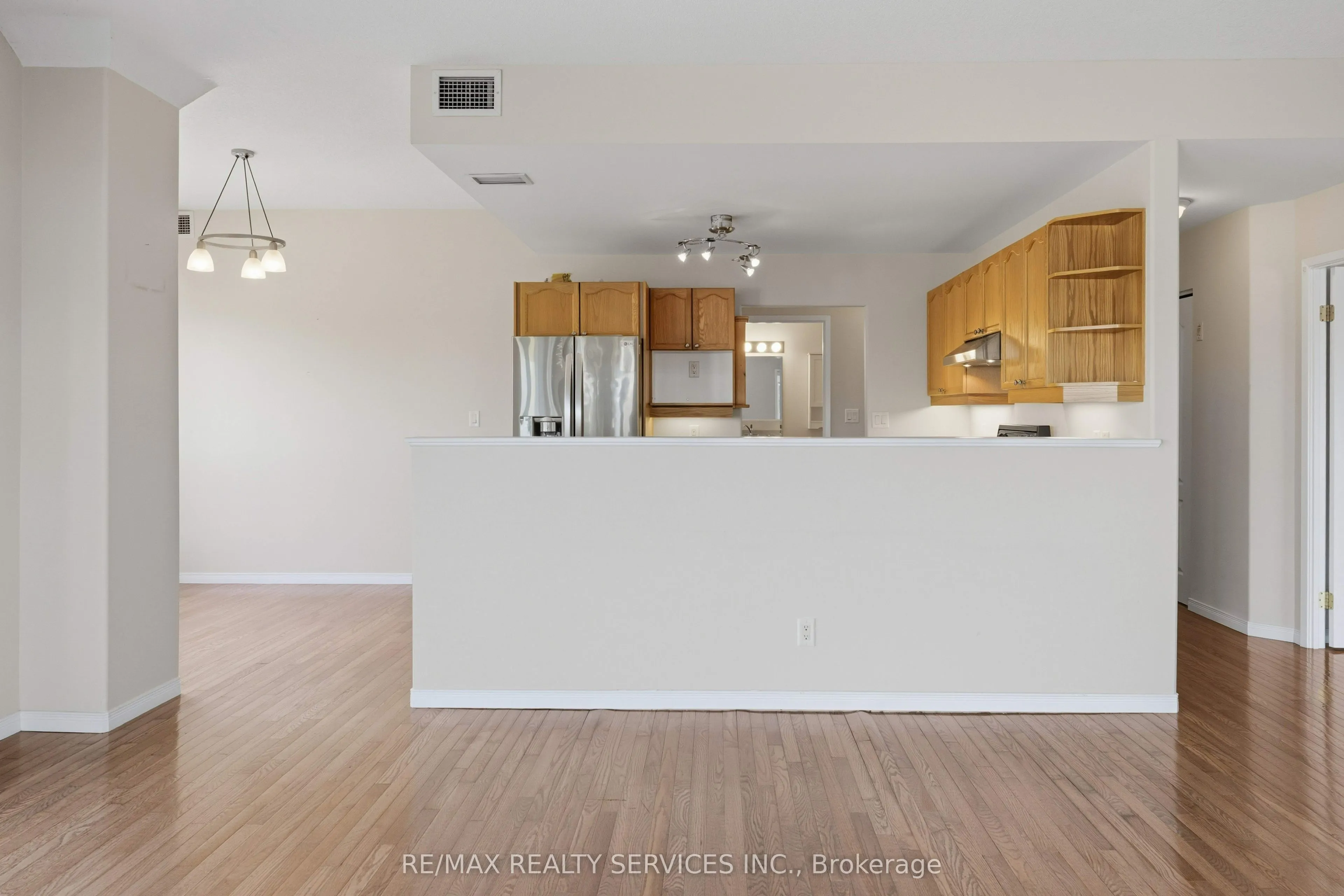 350 Wellington Street #212