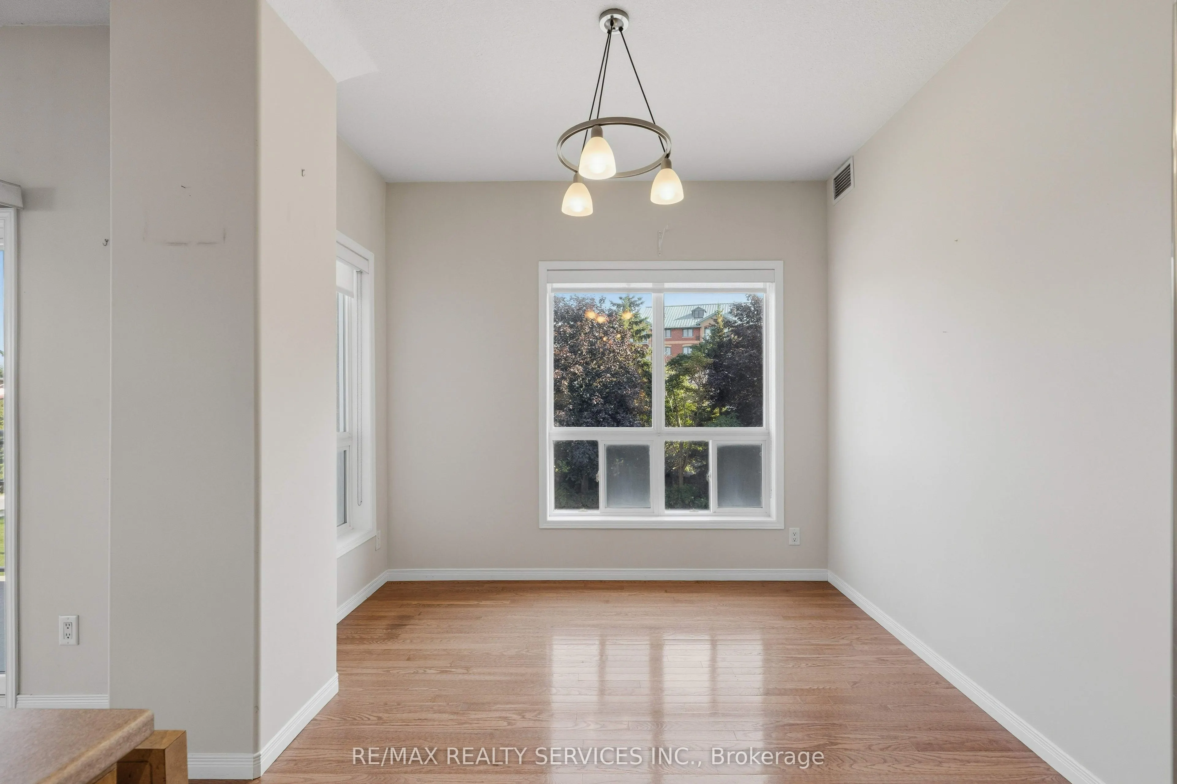 350 Wellington Street #212