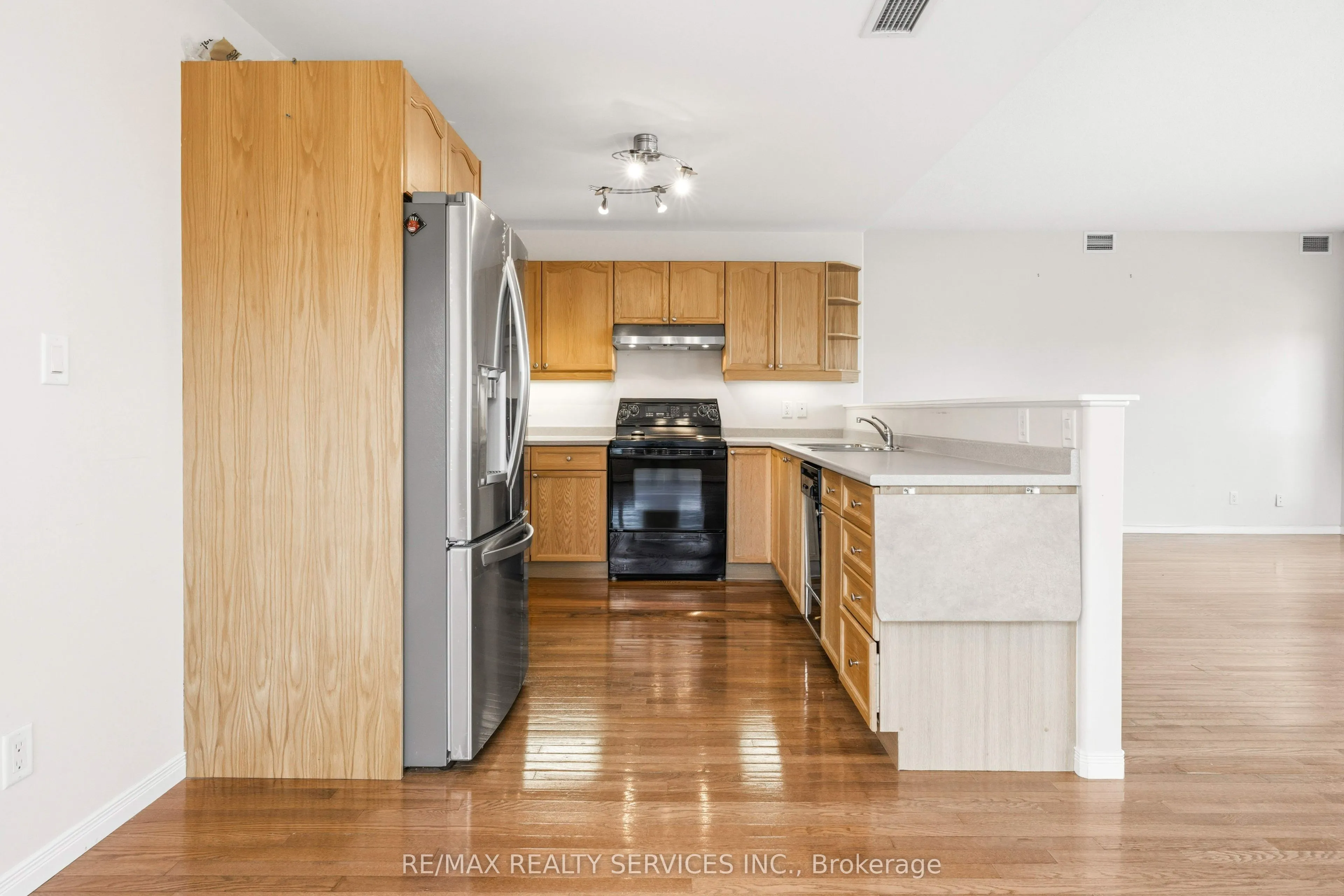 350 Wellington Street #212