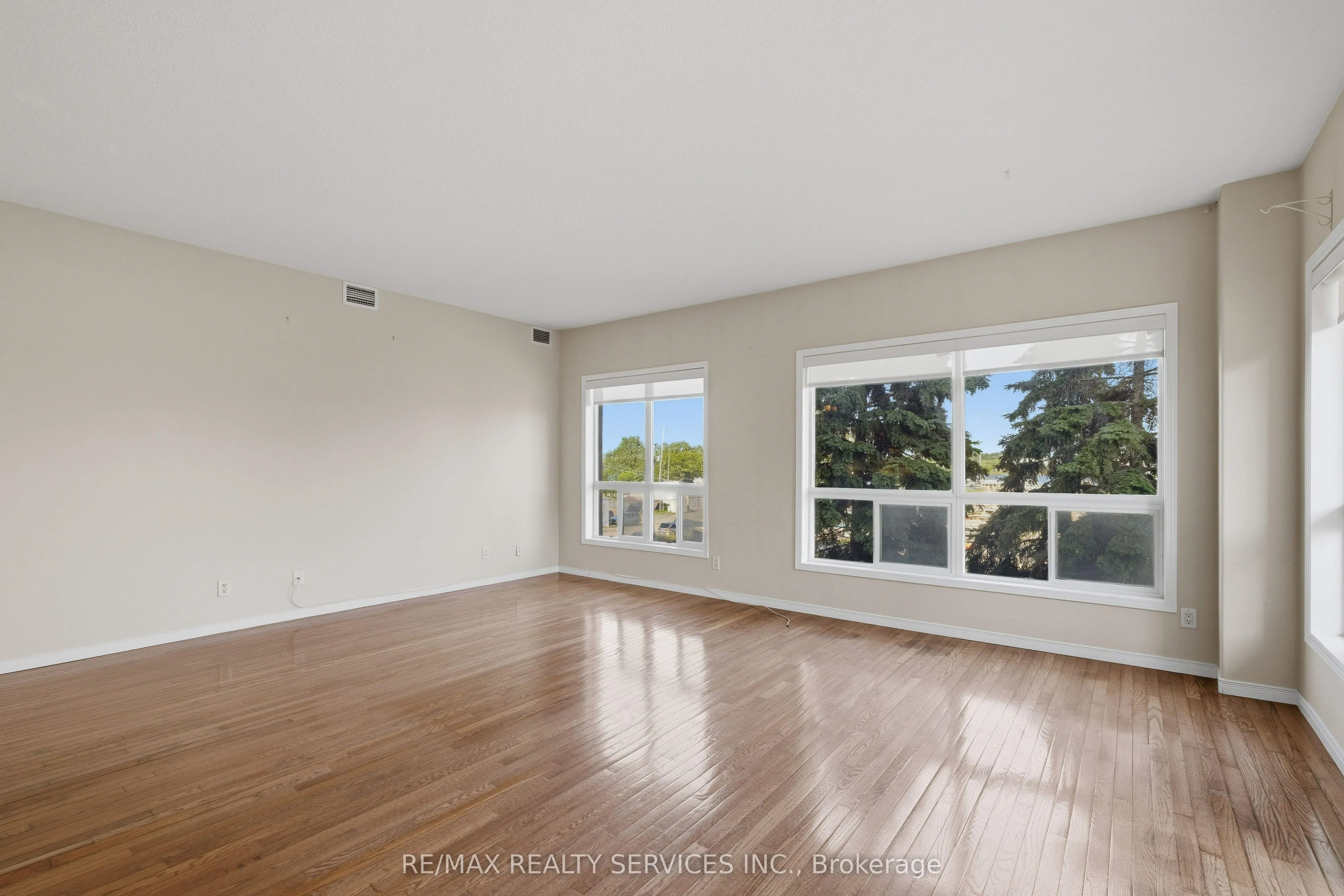 350 Wellington Street #212