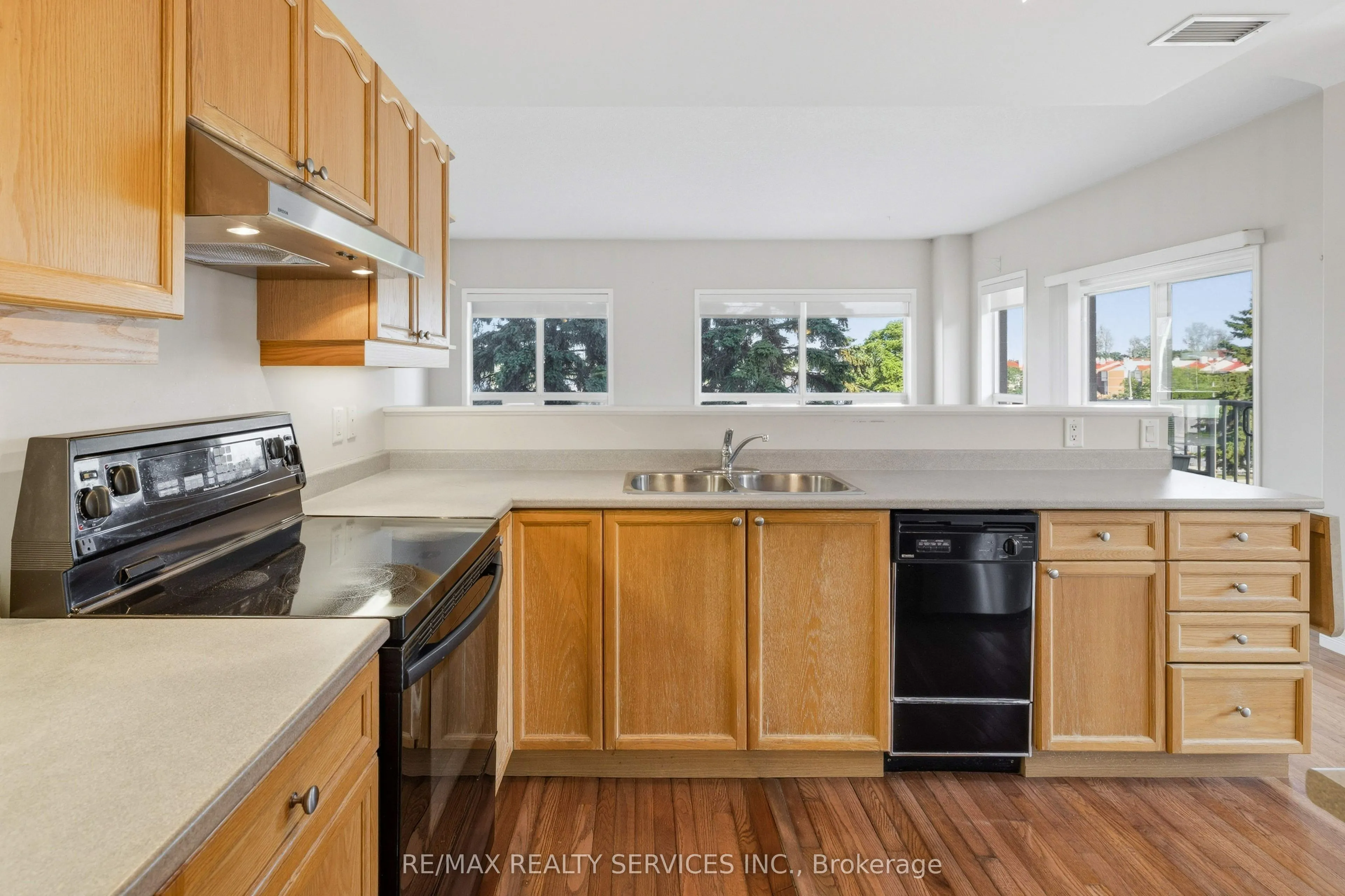 350 Wellington Street #212