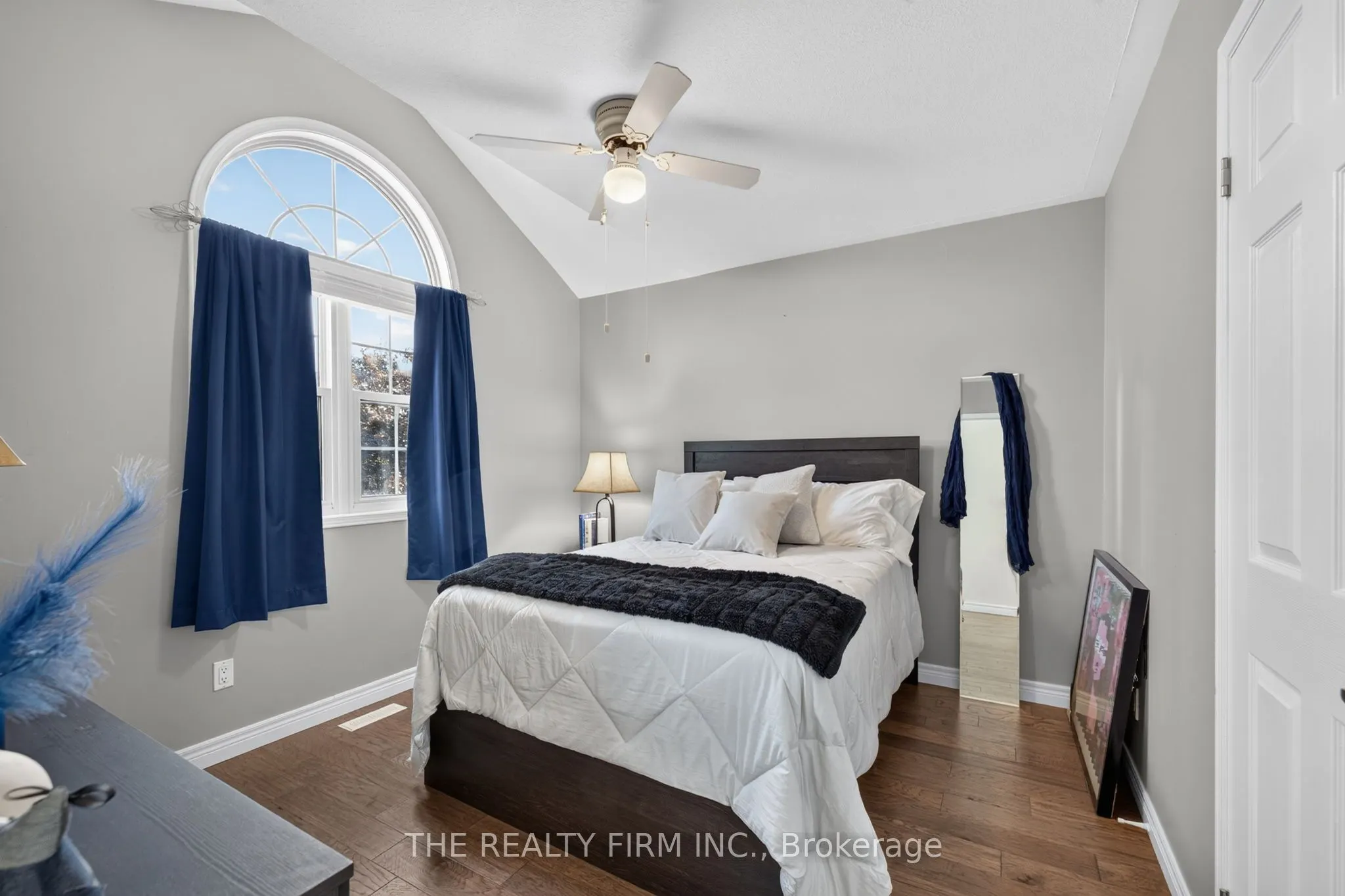 6 Oakdale Place