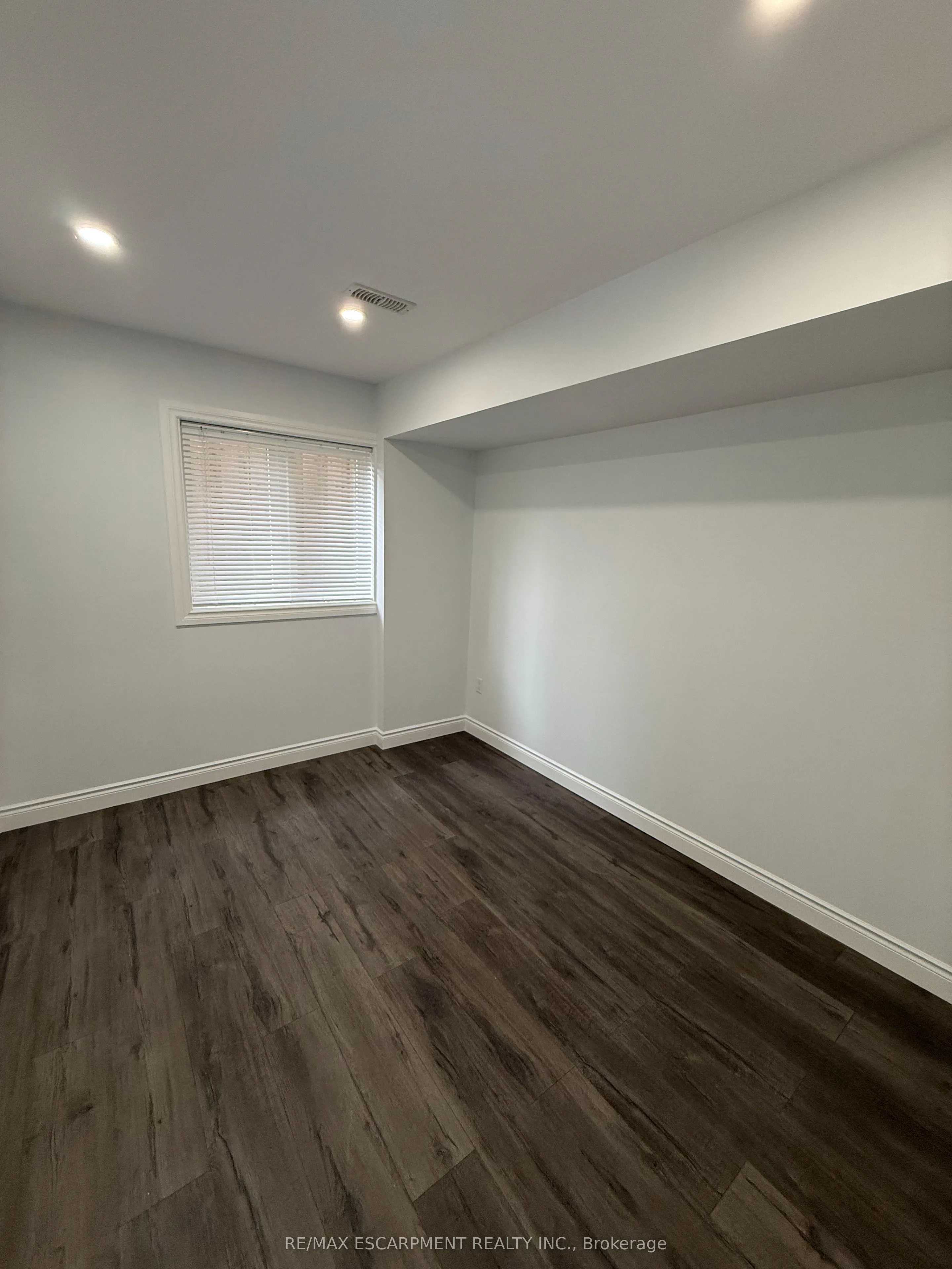 27 DEERFIELD Lane #LOWER