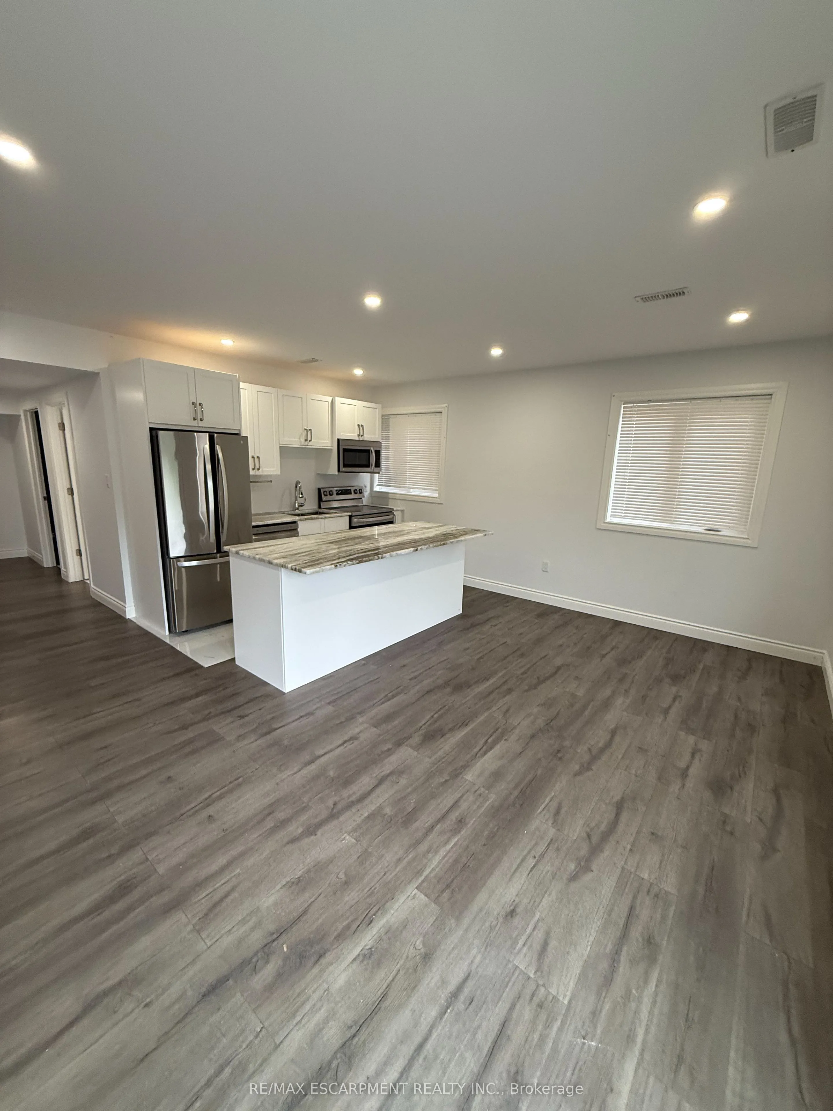 27 DEERFIELD Lane #LOWER