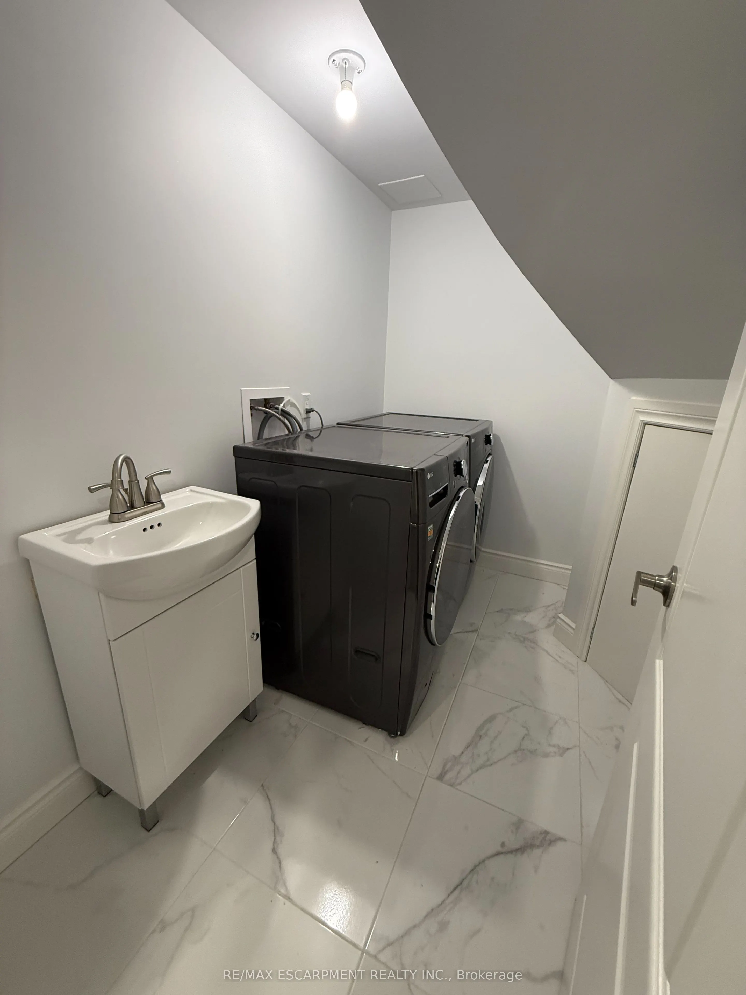 27 DEERFIELD Lane #LOWER