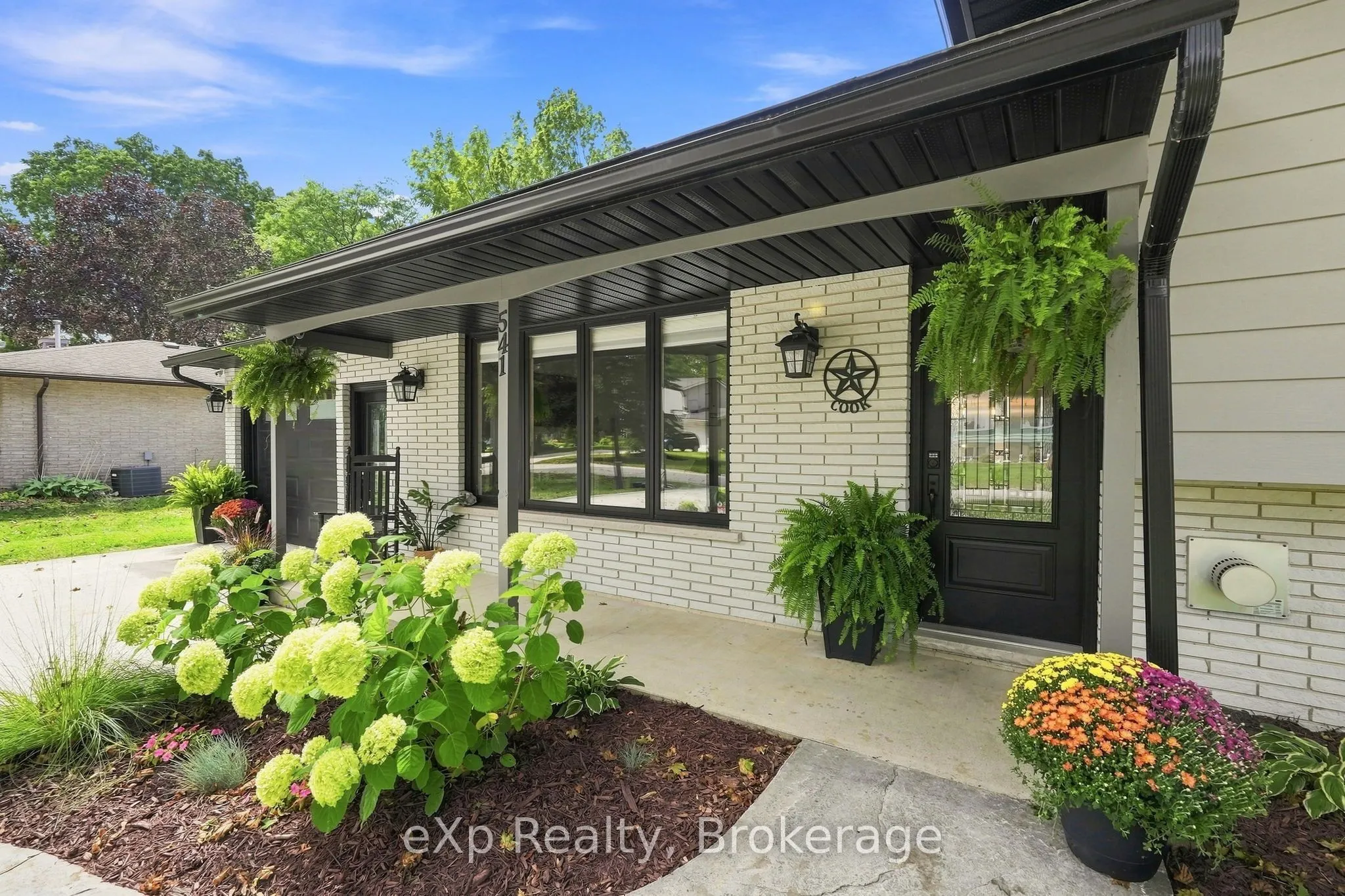 541 Oakview Crescent