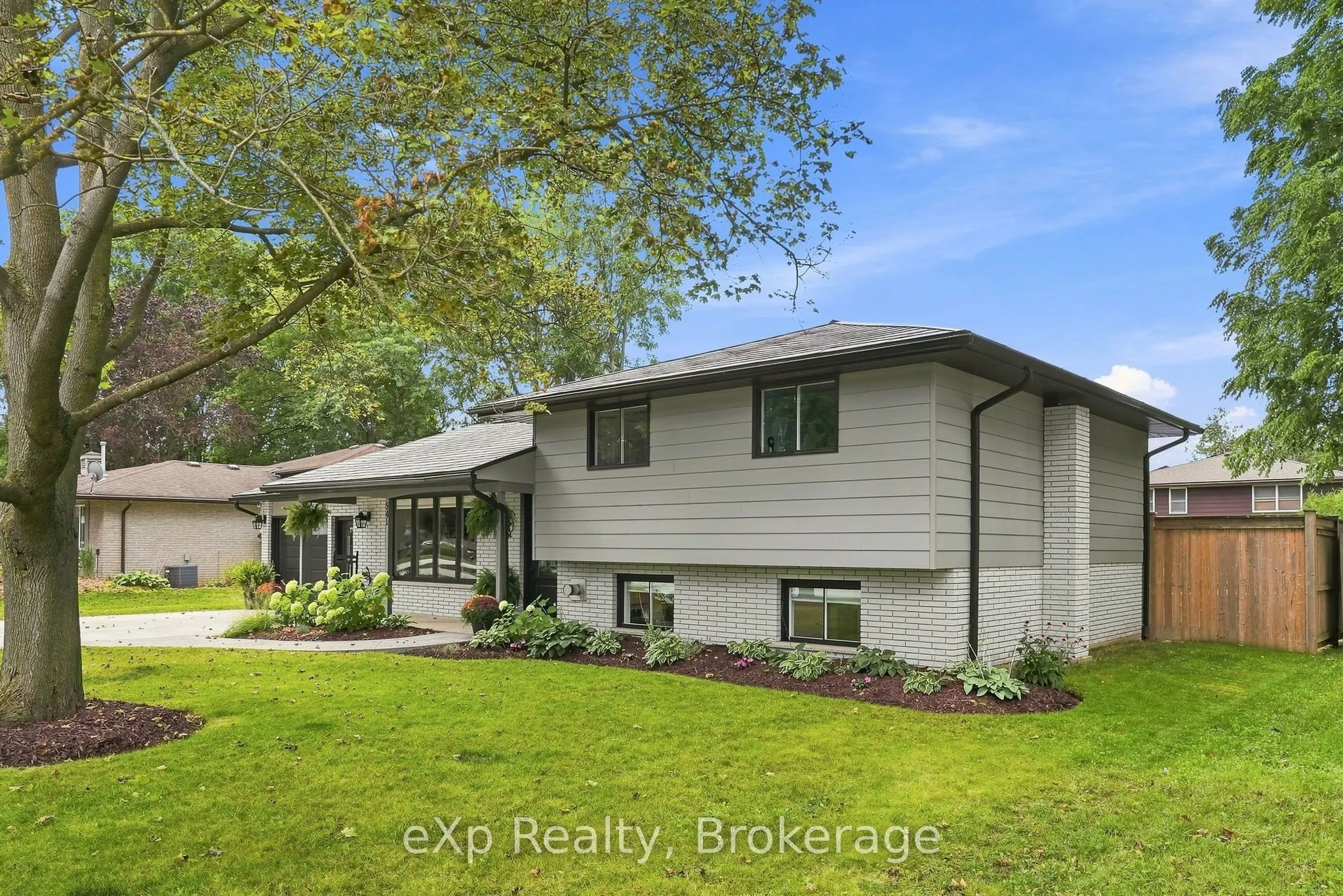 541 Oakview Crescent