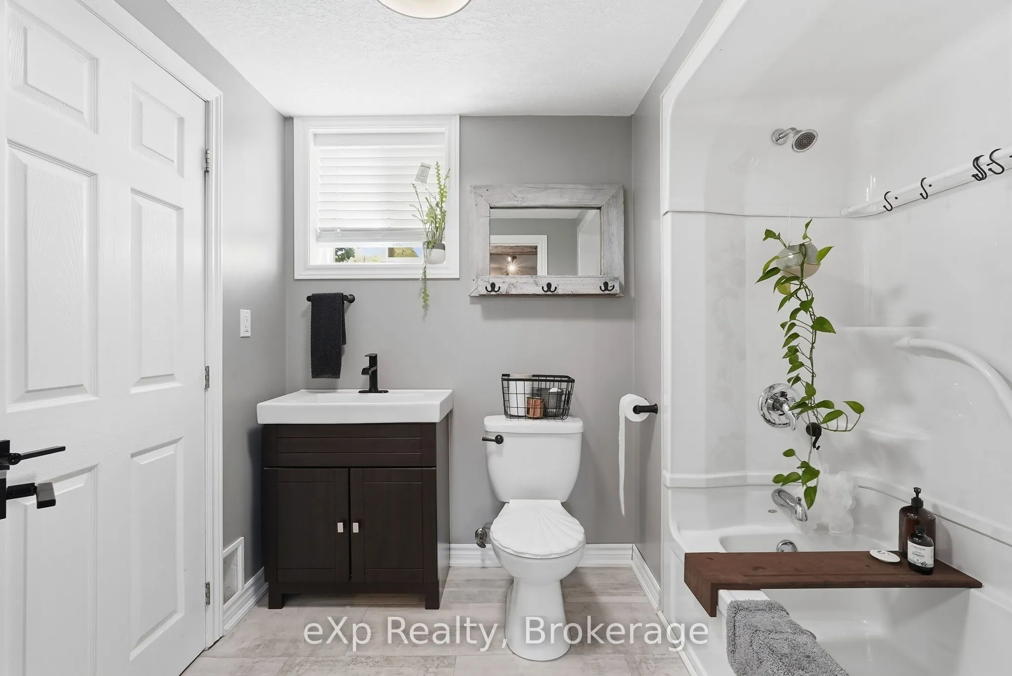 541 Oakview Crescent