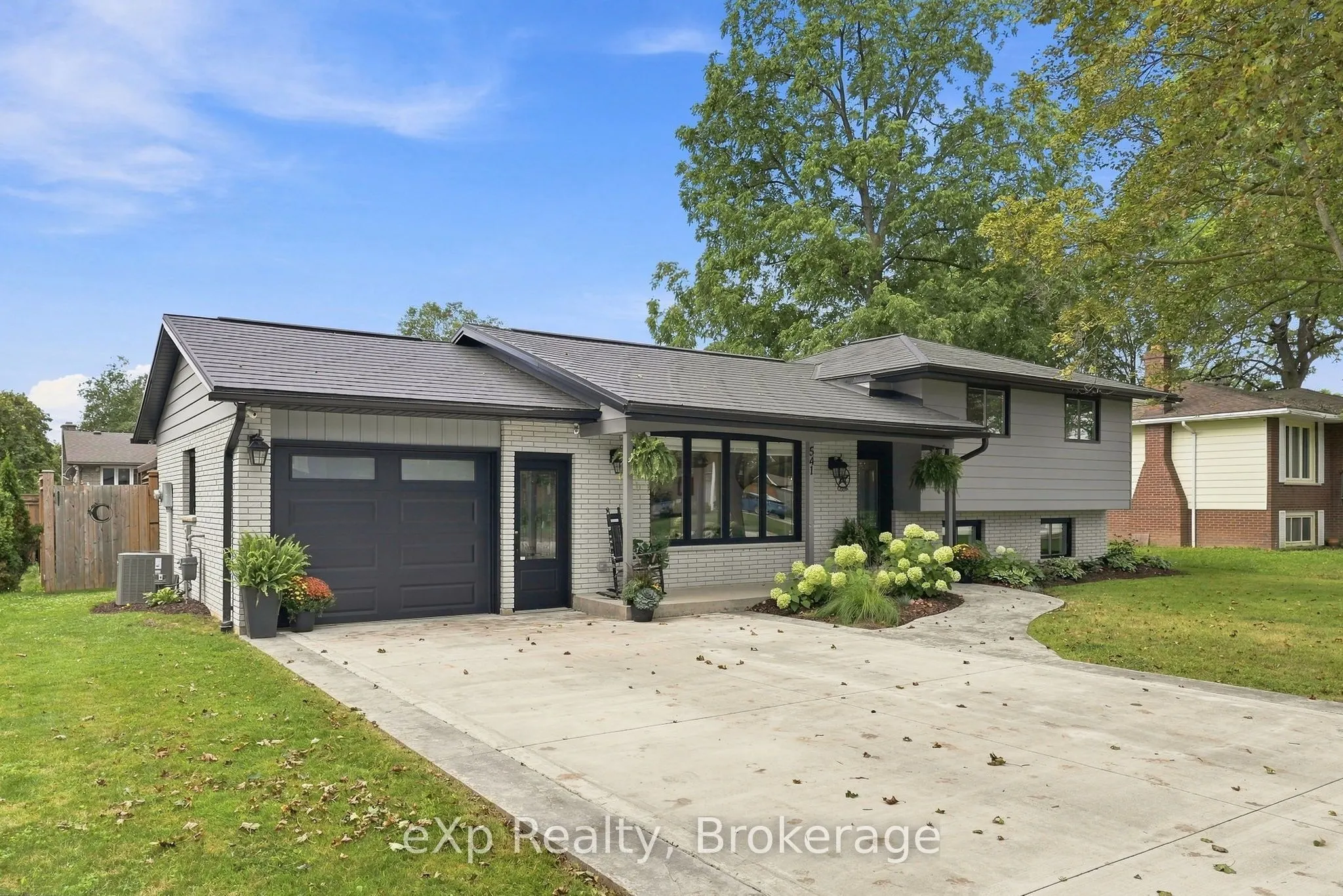 541 Oakview Crescent