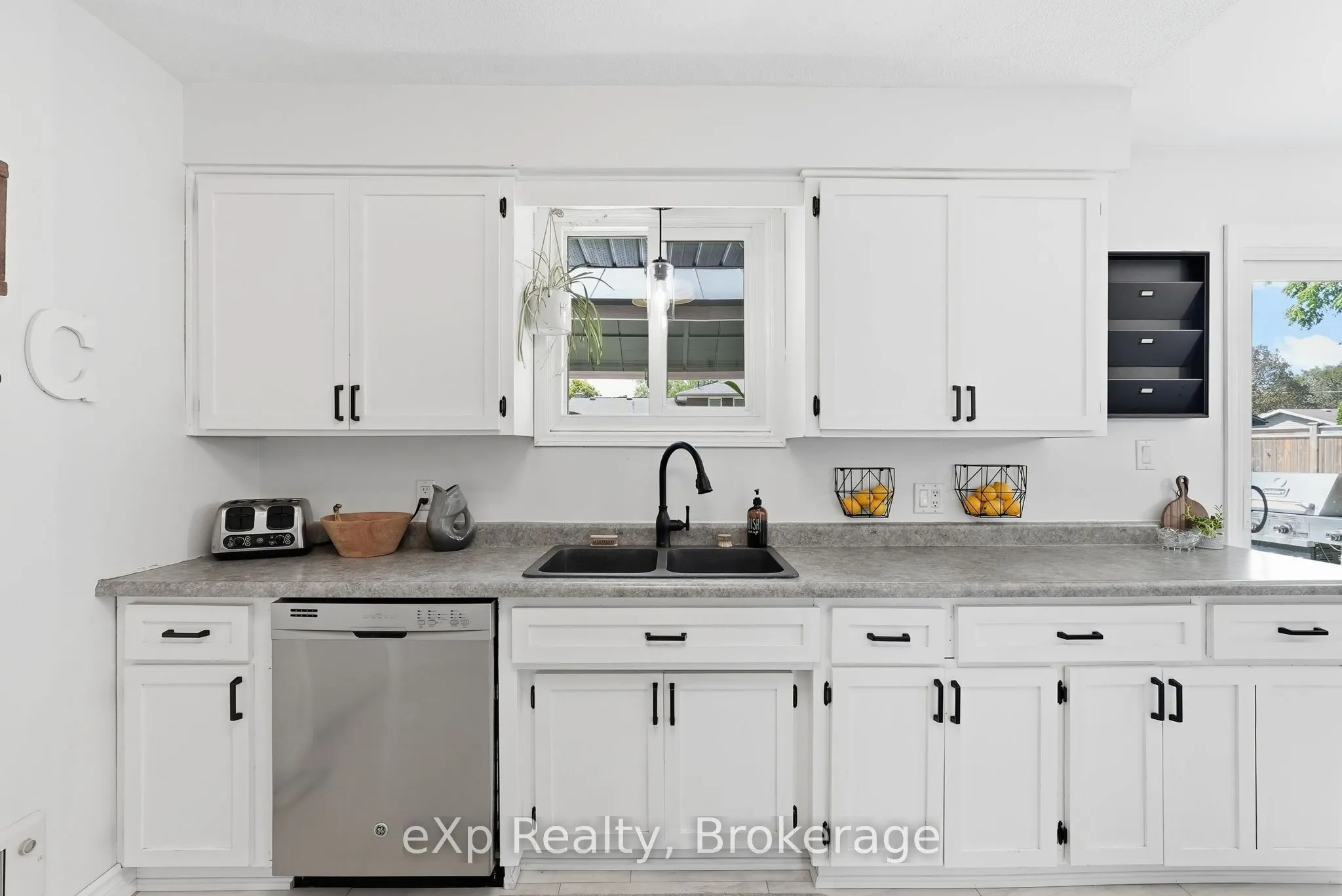 541 Oakview Crescent