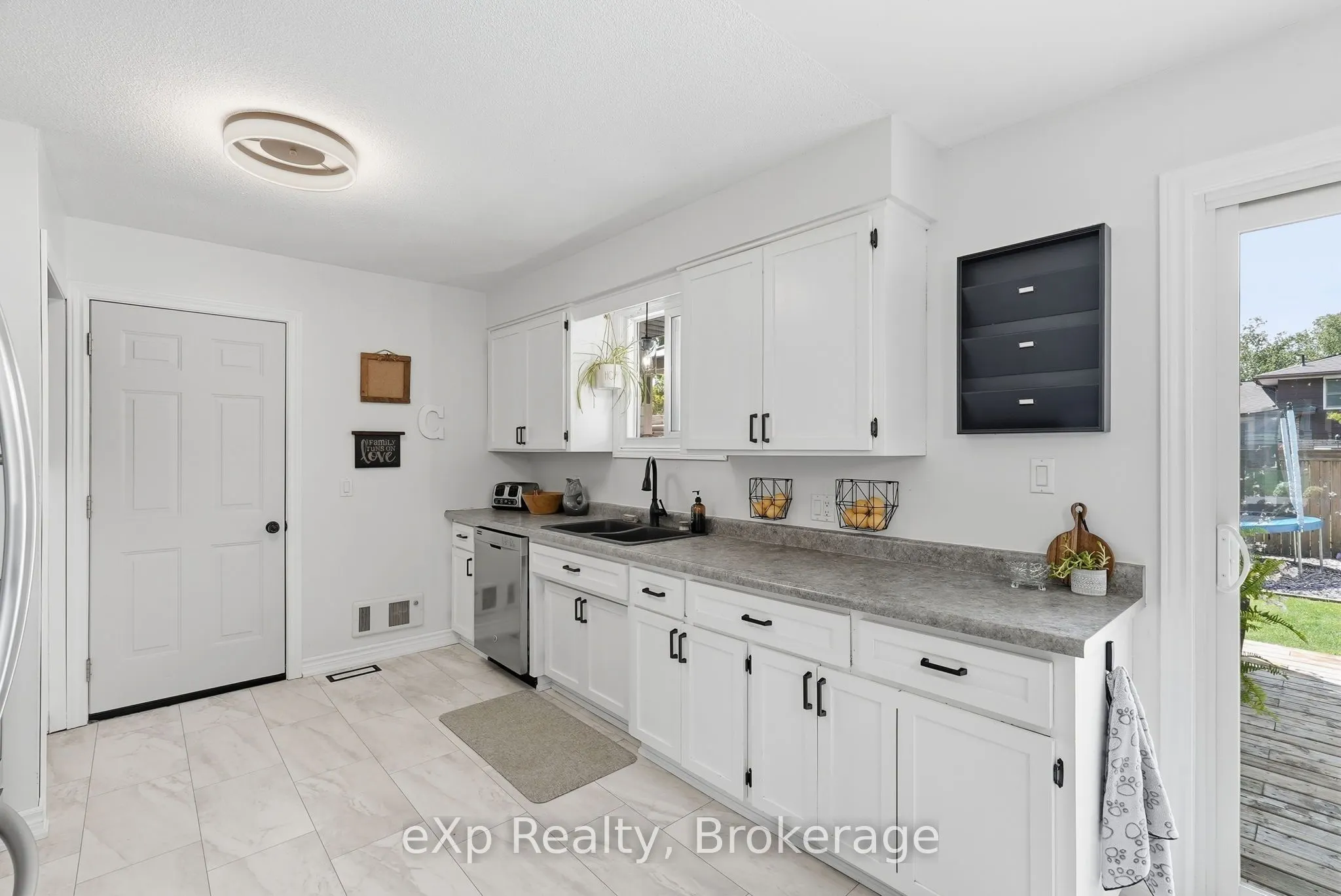 541 Oakview Crescent
