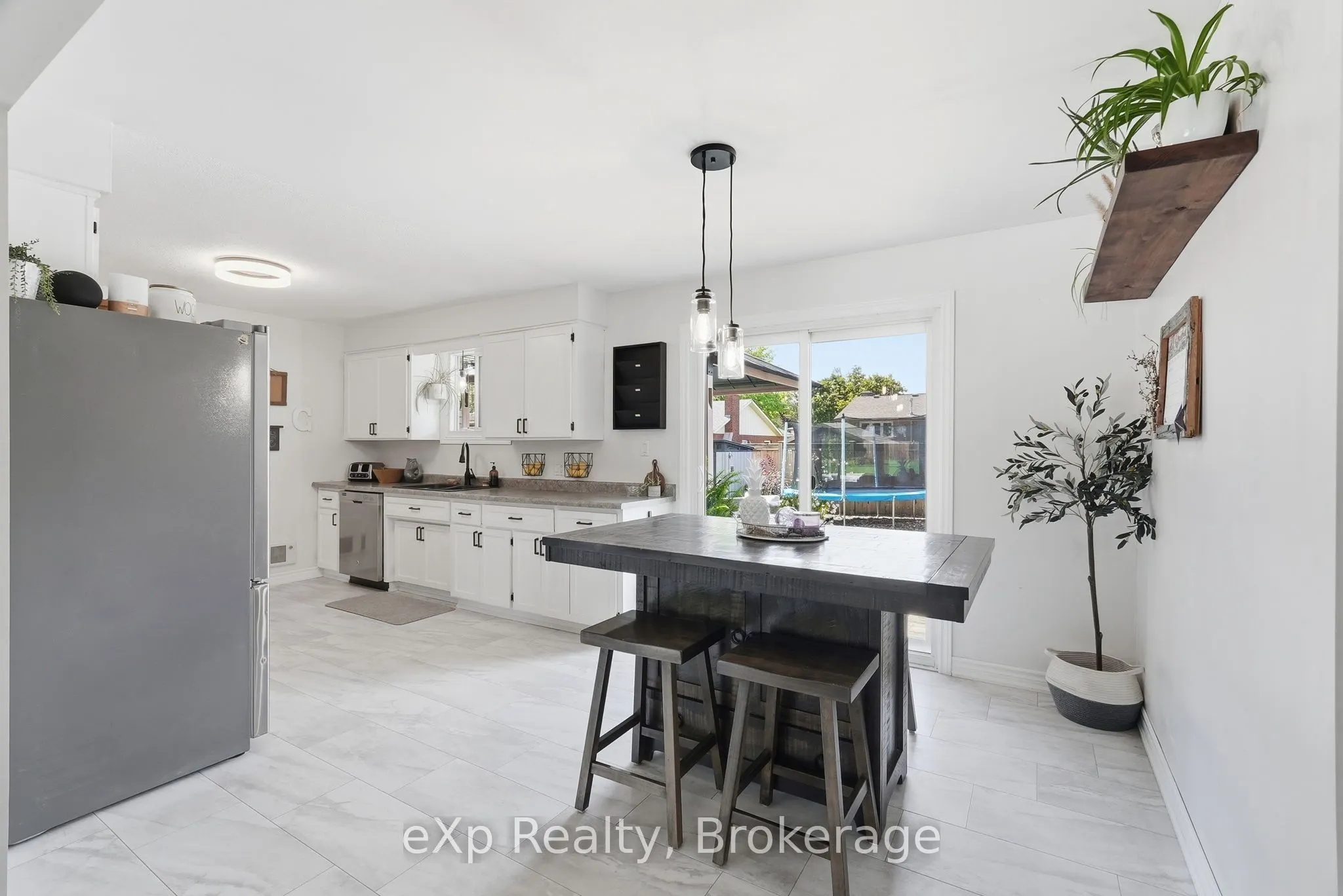 541 Oakview Crescent