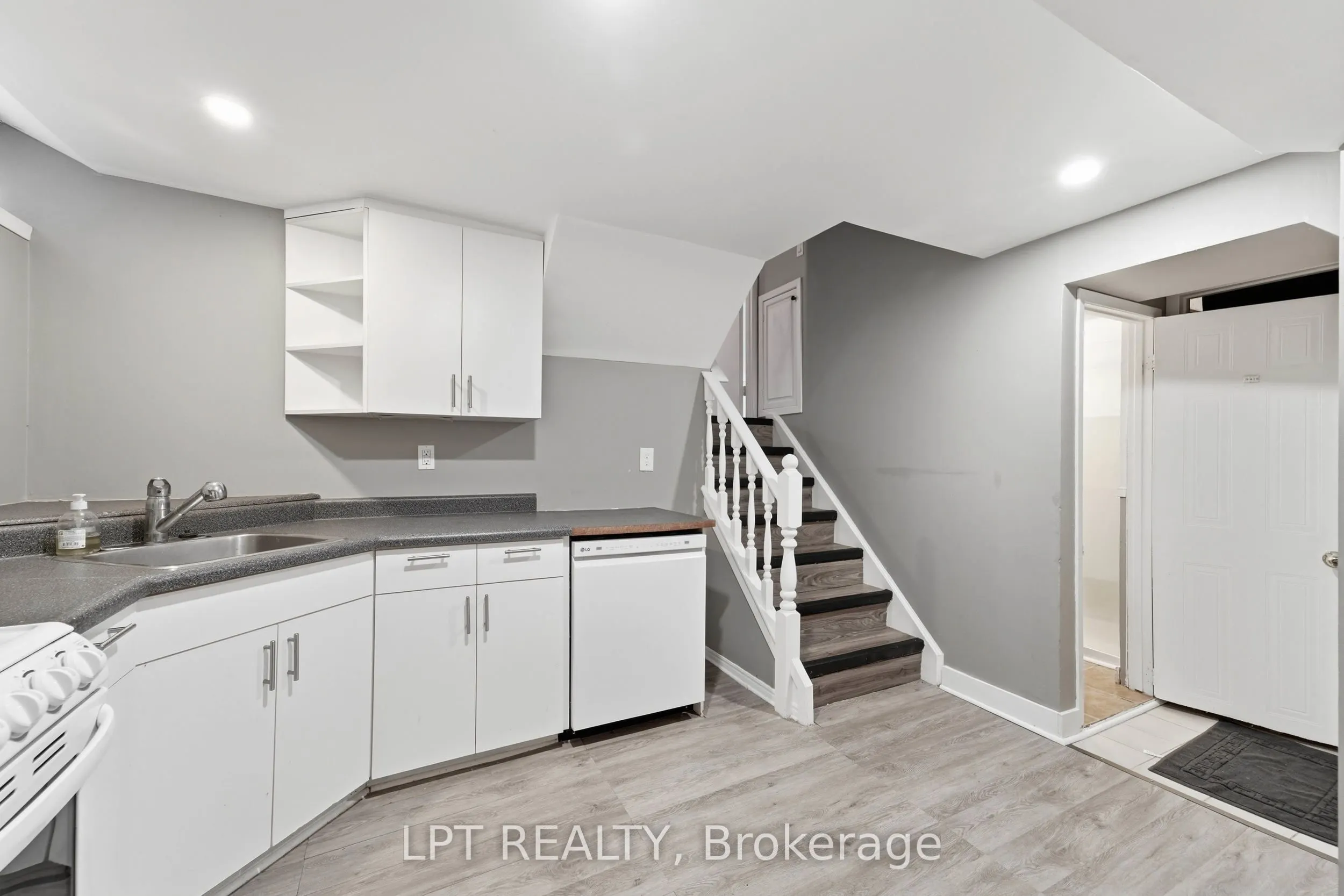 208 Deveron Crescent