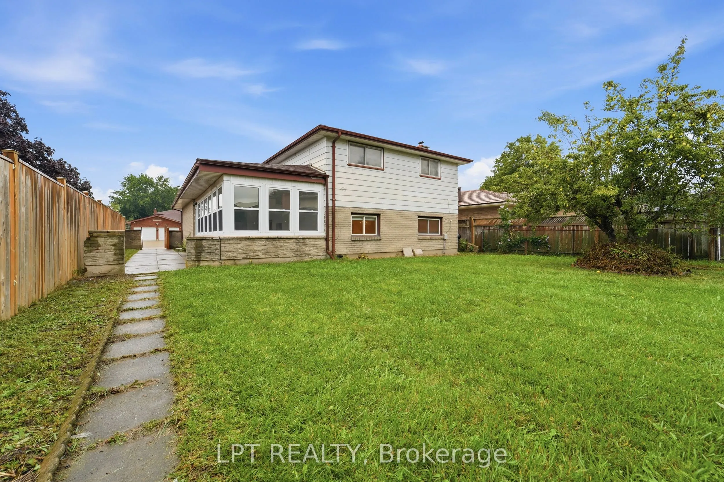208 Deveron Crescent