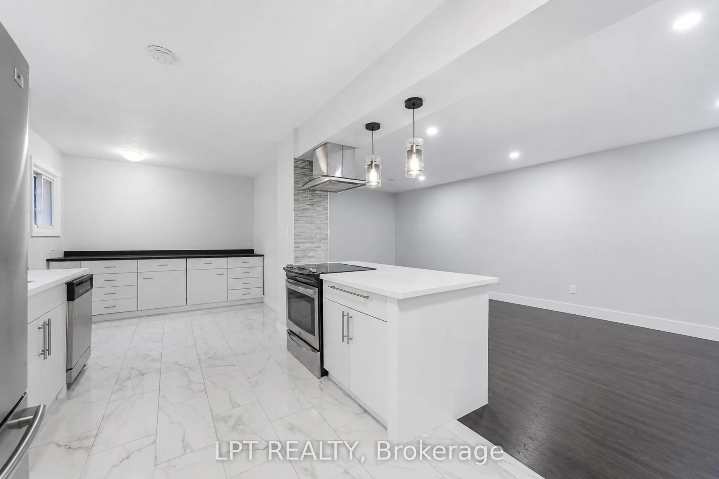 208 Deveron Crescent
