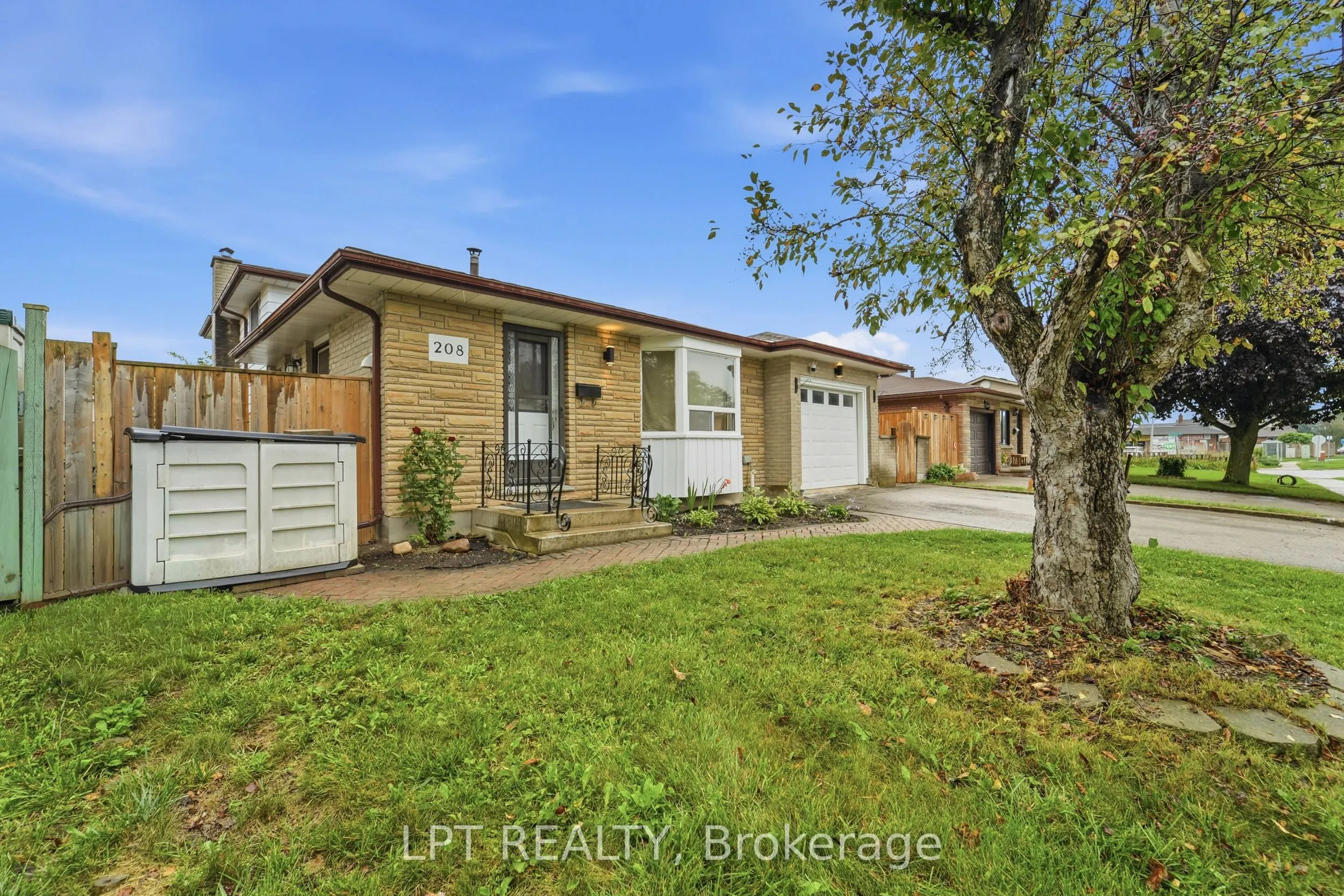 208 Deveron Crescent