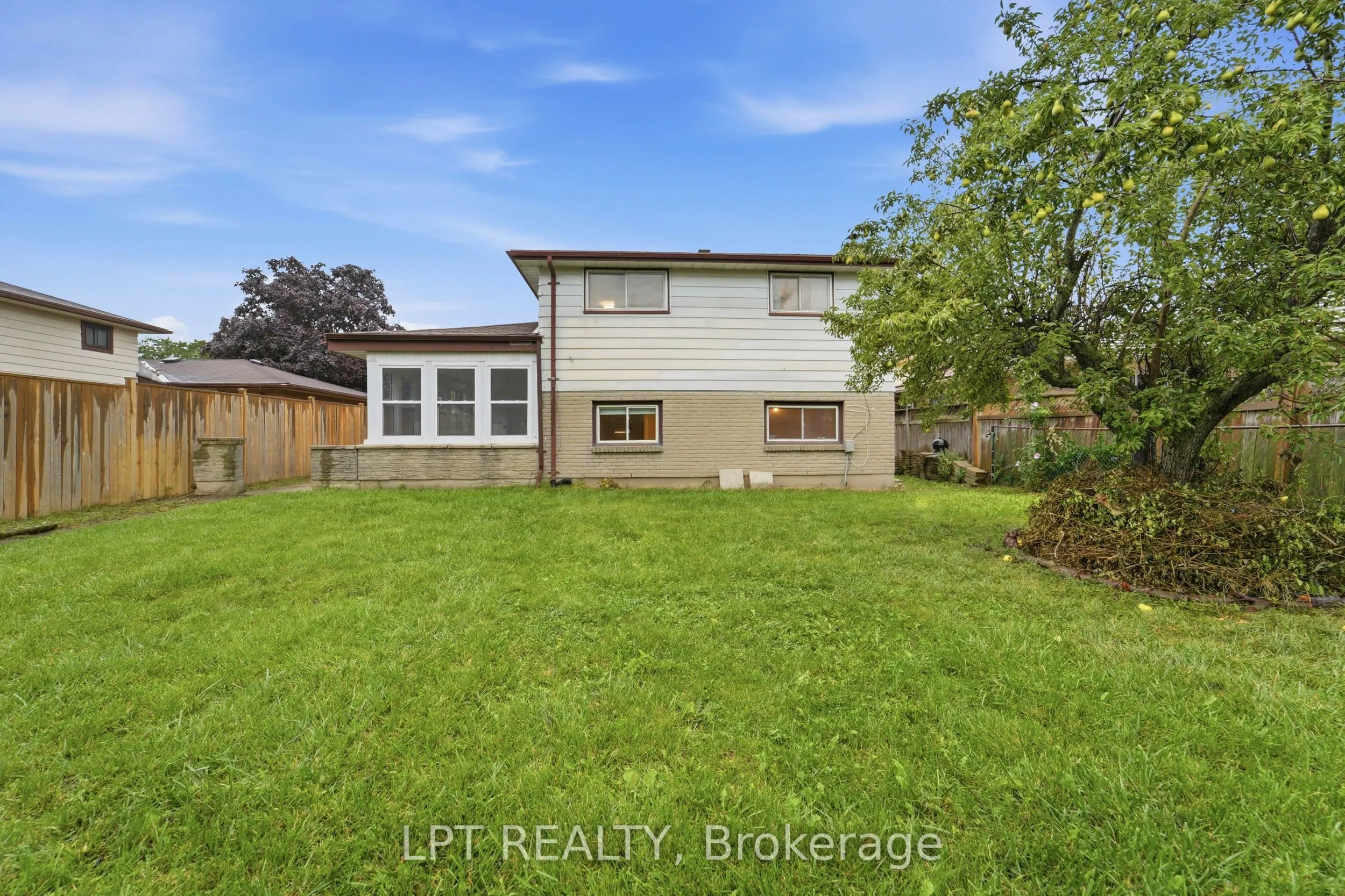 208 Deveron Crescent