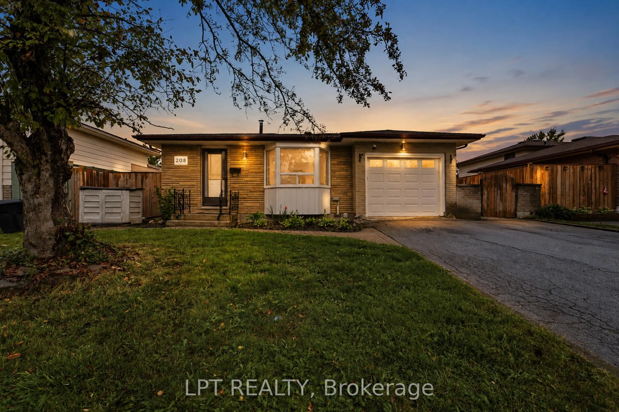 208 Deveron Crescent