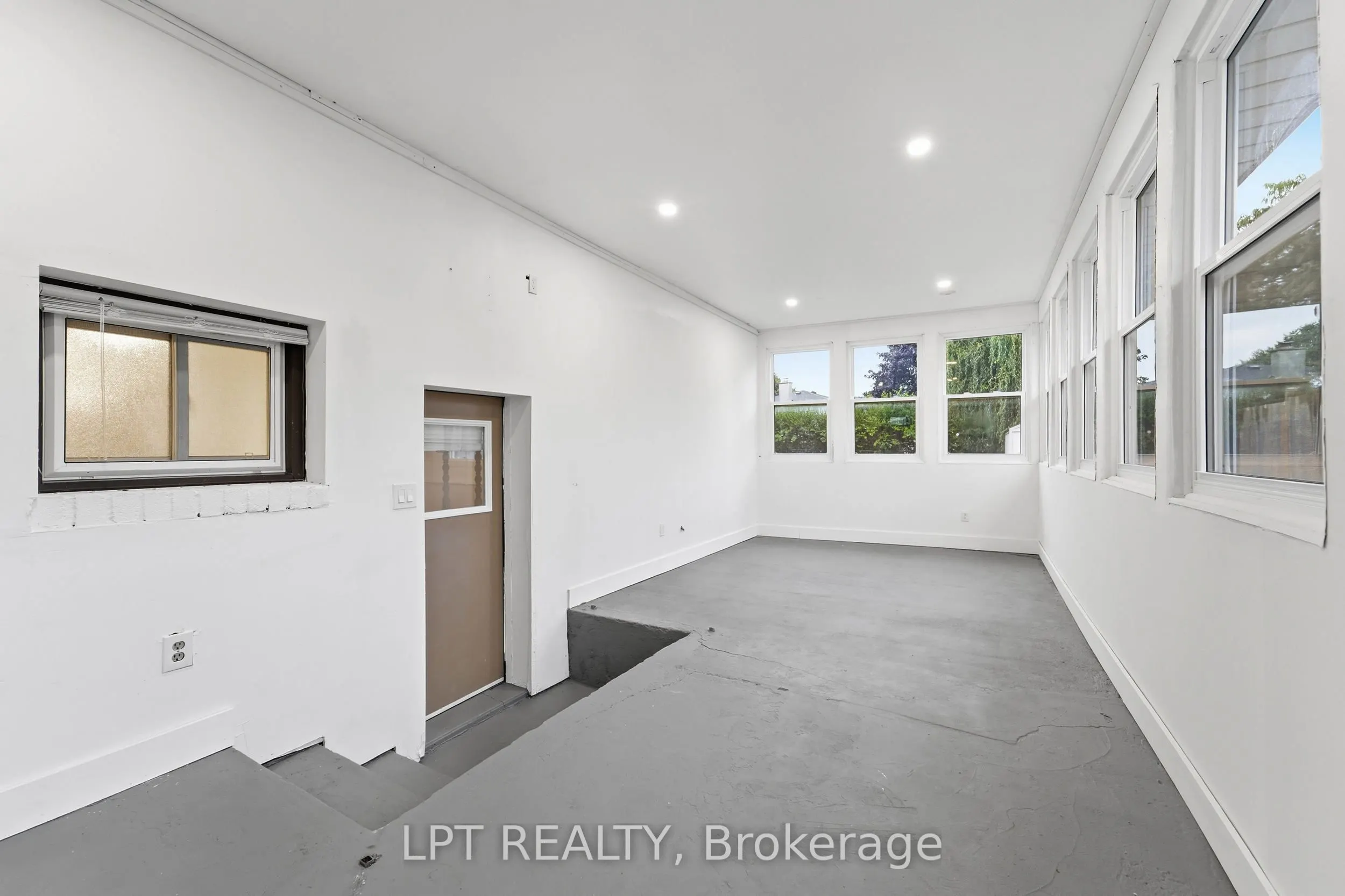 208 Deveron Crescent