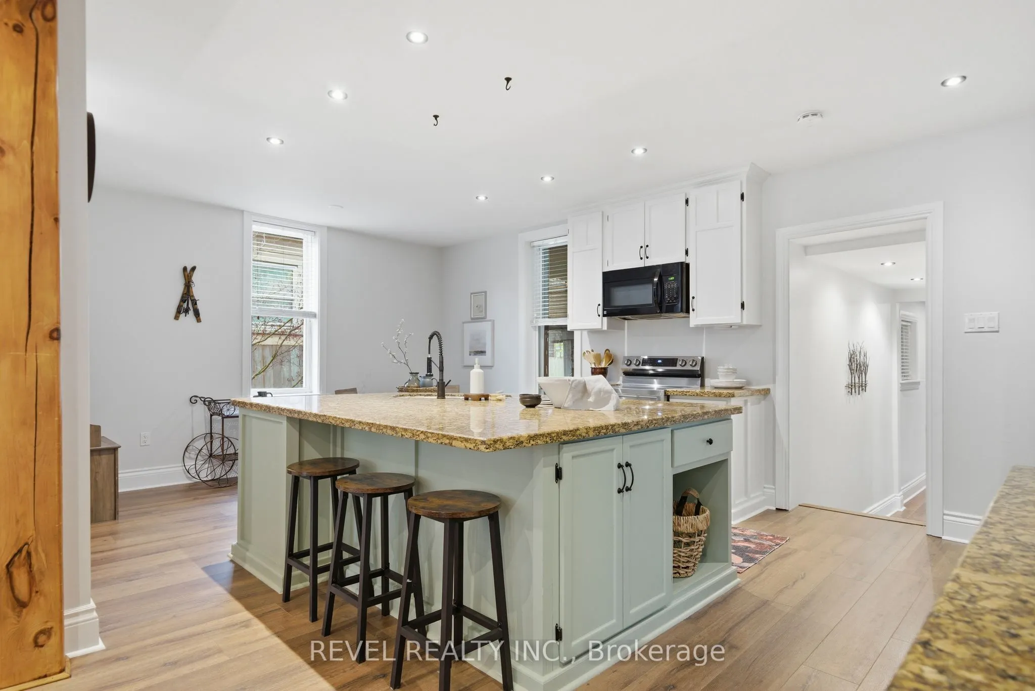 52 Cambridge Street N