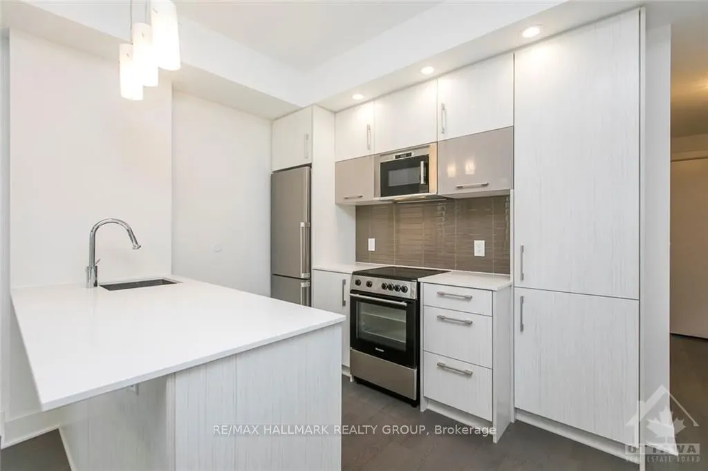 255 Bay Street #905