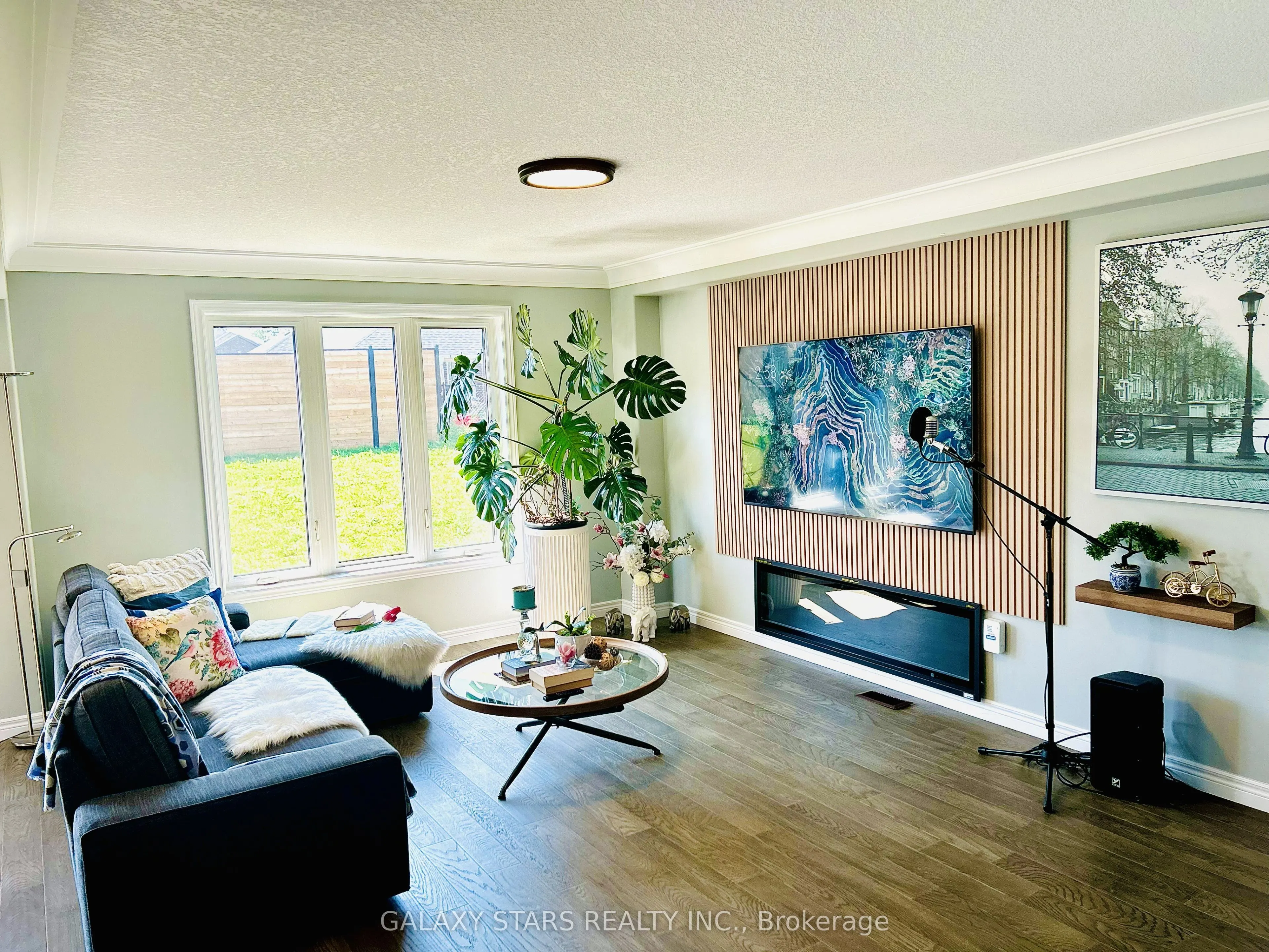 9 Bradley Lane E