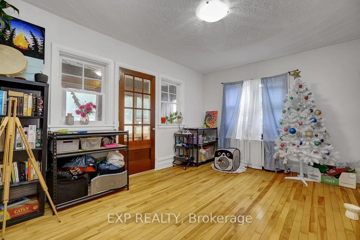 108 Lebreton Street N